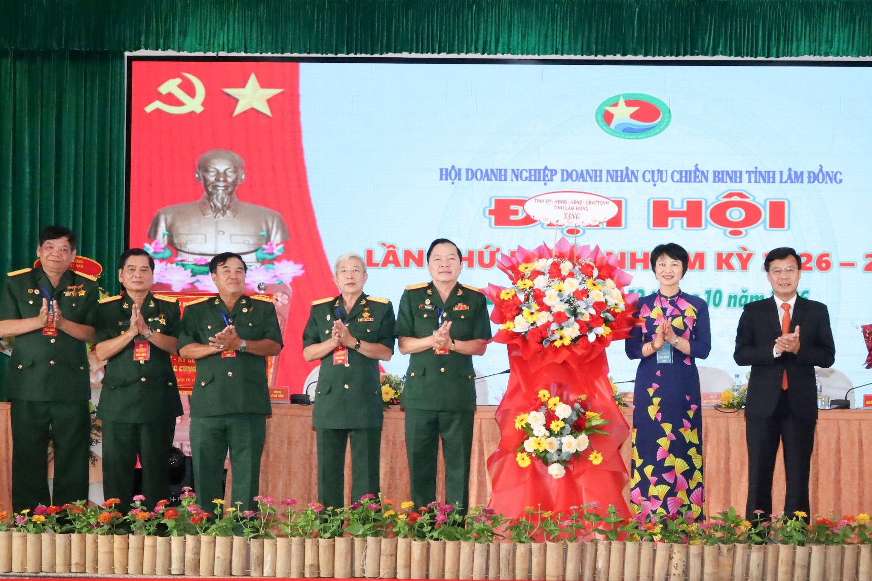 cac-dong-chi-lanh-dao-tinh-tang-lang-hoa-chuc-mung-dai-hoi(1).jpg