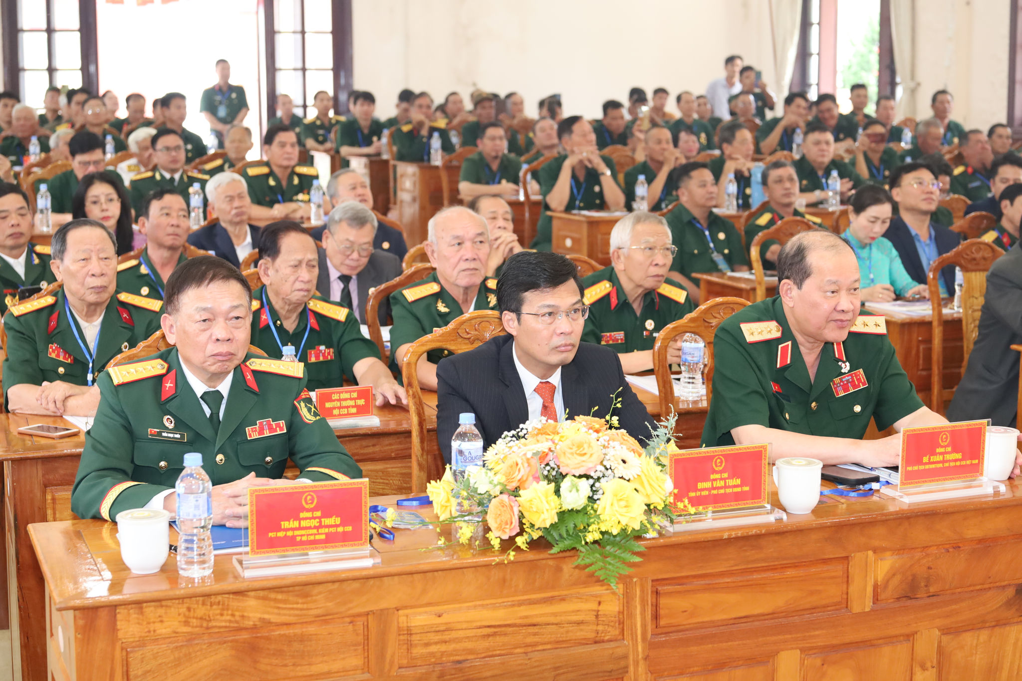 Từ phải qua, các đồng chí Thượng tướng Bế Xuân Trường, Phó Chủ tịch Ủy ban MTTQ Việt Nam, Chủ tịch Hội CCB Việt Nam; Đinh Văn Tuấn, Tỉnh ủy viên, Phó Chủ tịch UBND tỉnh; Đại tá Trần Ngọc Thiều, Phó Chủ tịch Hiệp hội Doanh ngh