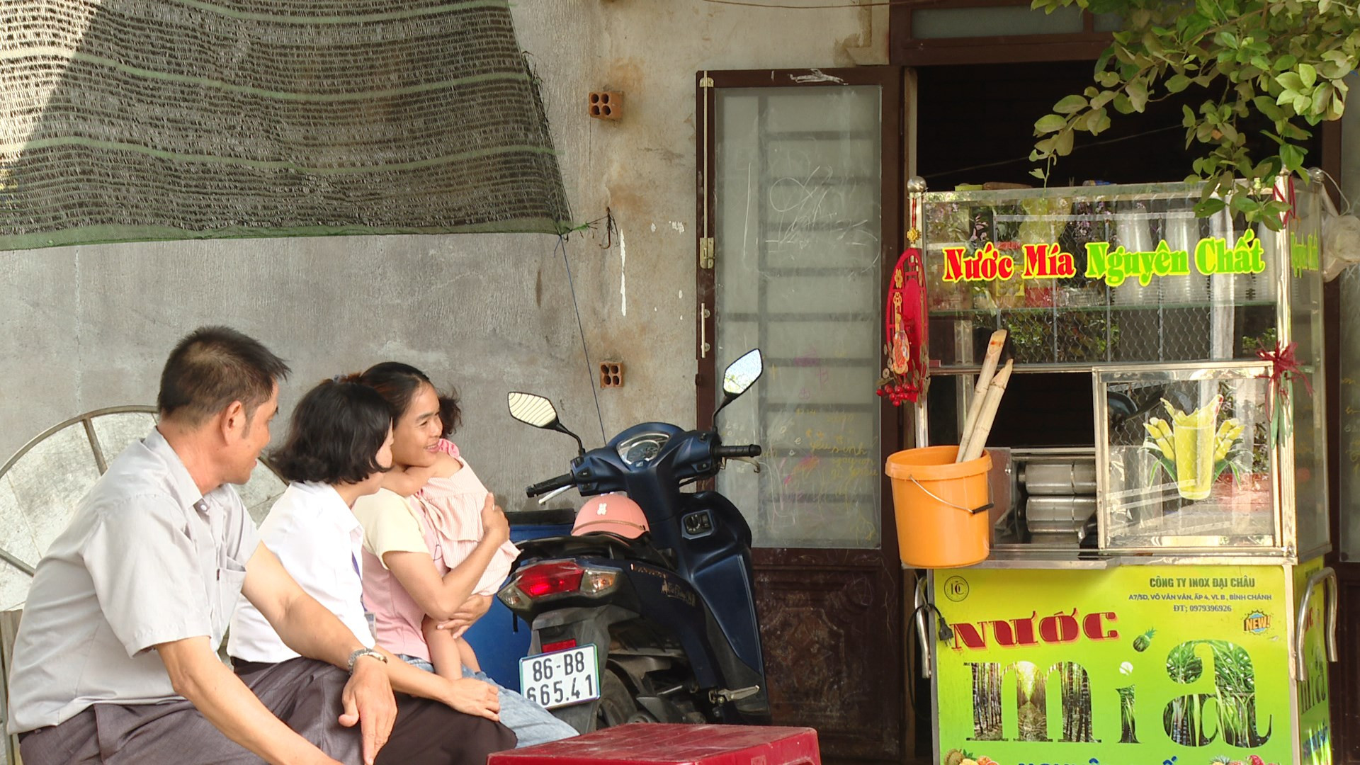 Chị Mai Thị Sao có nguồn thu nhập ổn định từ máy ép nước mía được hỗ trợ