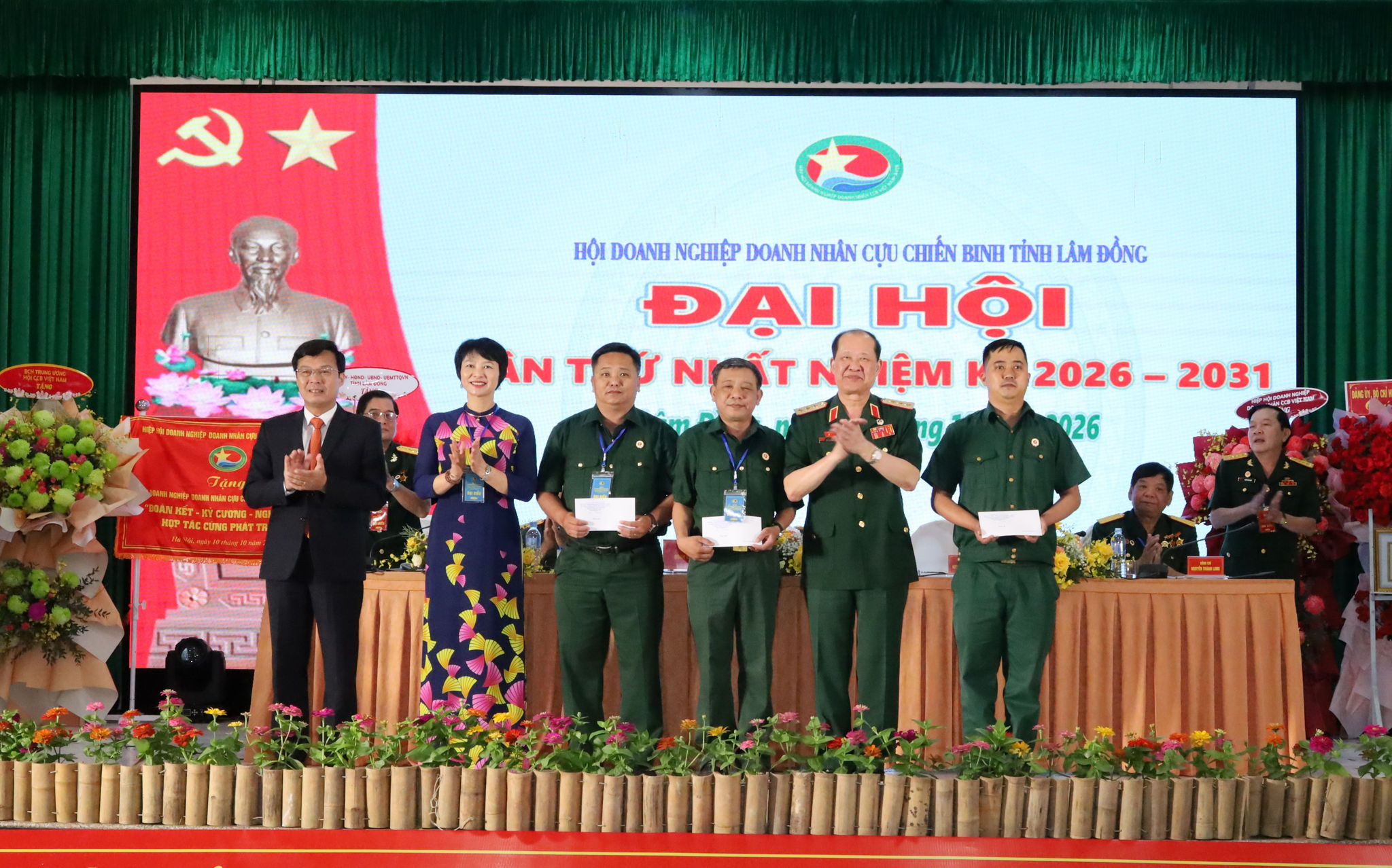 Đại diện Hội CCB xã La Dạ, Lương Sơn, Tân Hội nhận quà của lãnh đạo Hội CCB Việt Nam, lãnh đạo tỉnh để trao cho học sinh nghèo vượt khó trên địa bàn xã