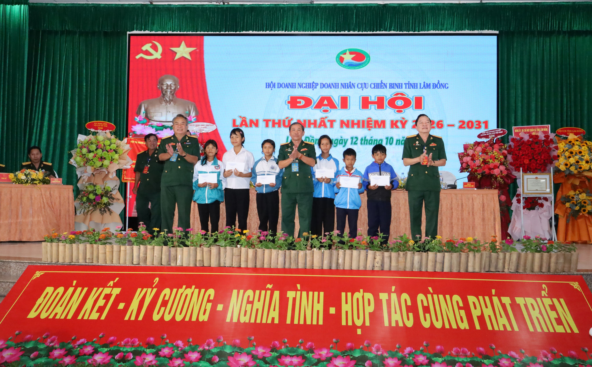 Đại hội tặng quà cho học sinh nghèo vượt khó học giỏi