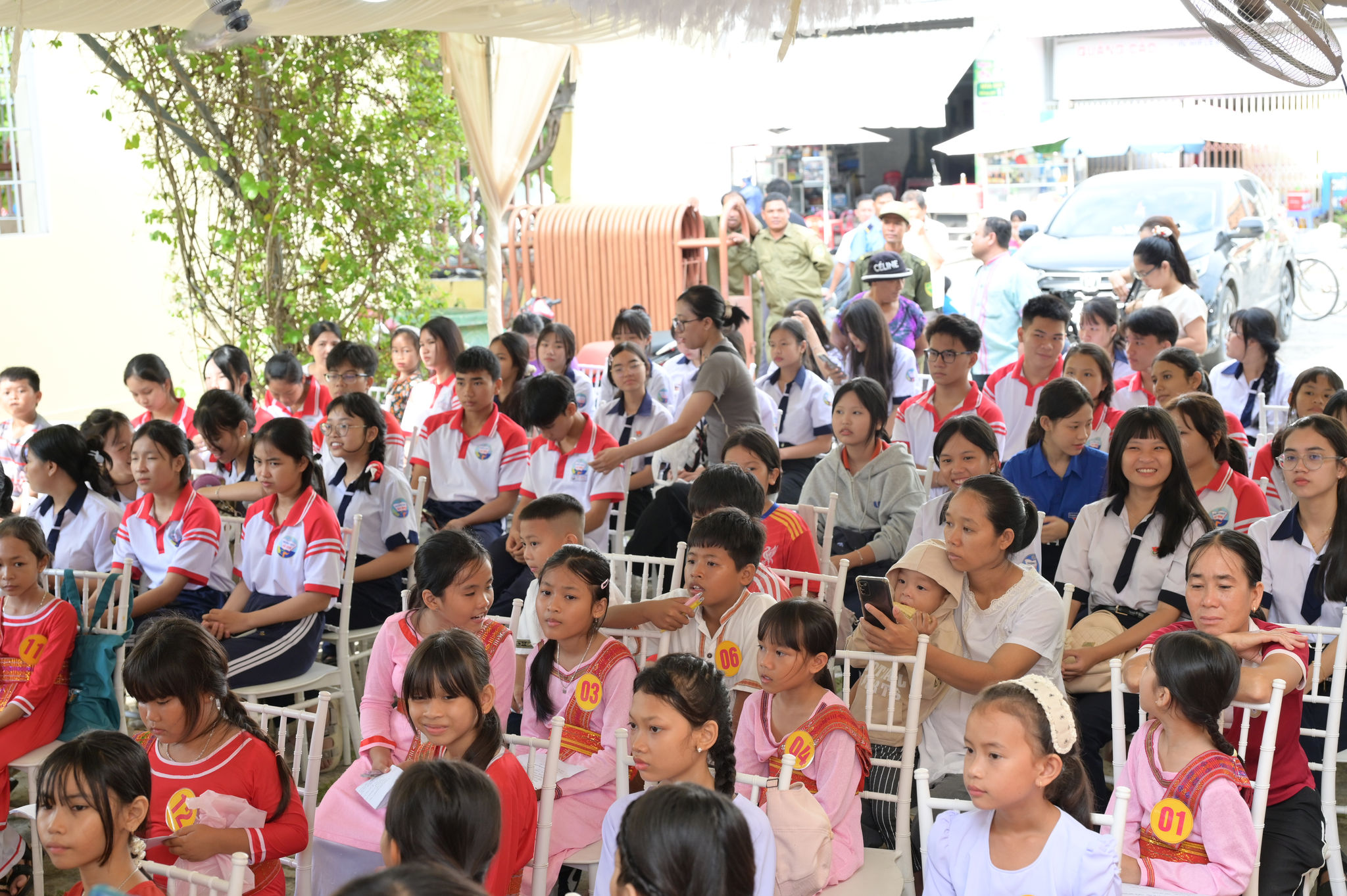 Đông đảo giáo viên, các em học sinh đến tham gia