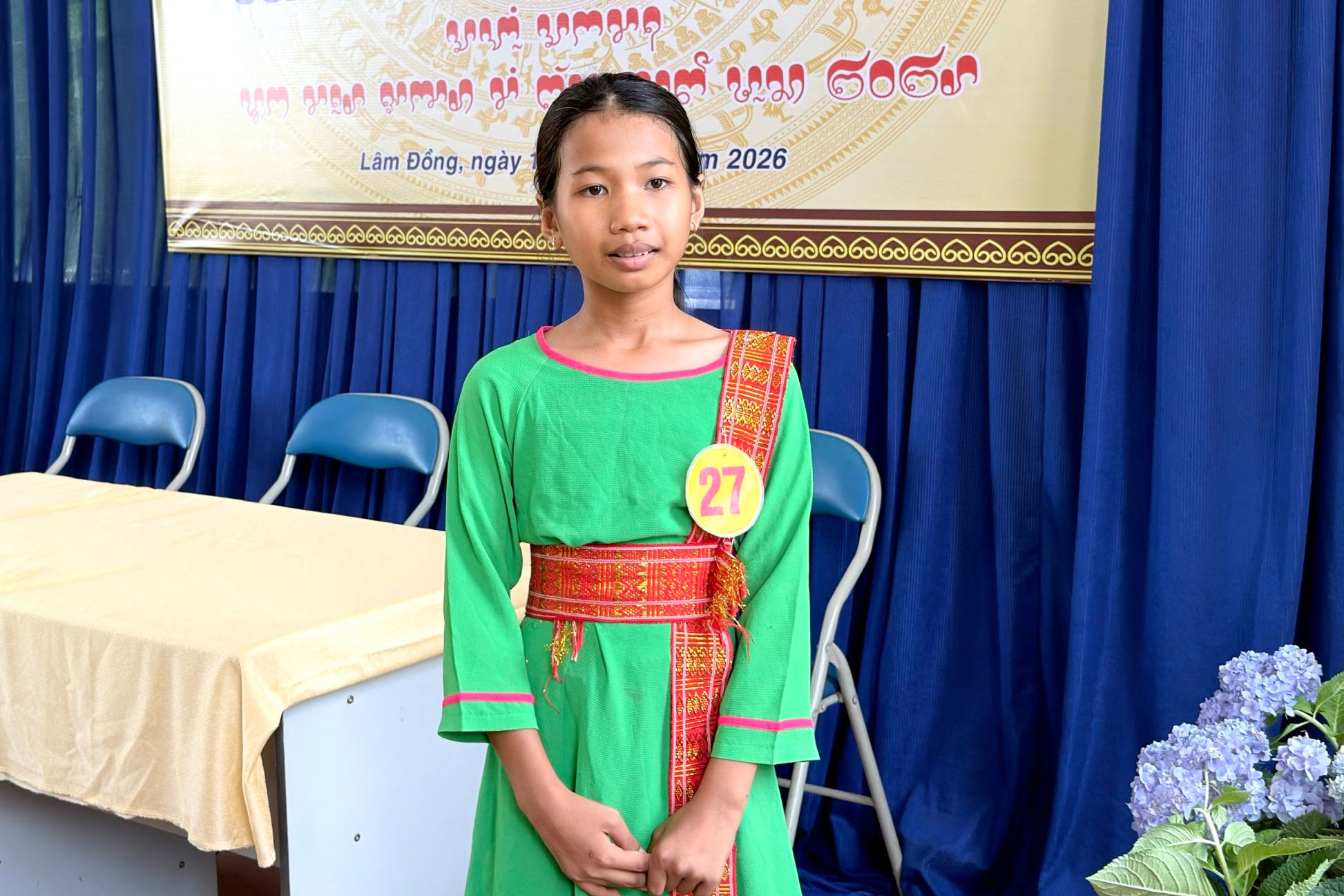 em-kim-nu-hoang-trinh-lop-5b-truong-tieu-hoc-phan-thanh-gianh-giai-nhat-cuoc-thi-viet-chu-cham-truyen-thong(1).jpg