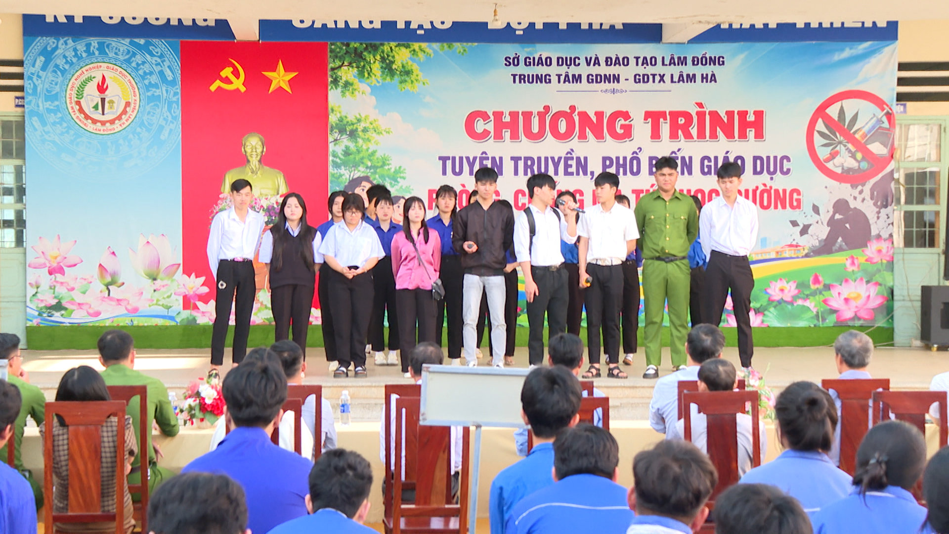 Hinh quay Dinh Van Lam Ha voi Quyen va Huong ngay 12 10 2026.00_04_10_08.Still009