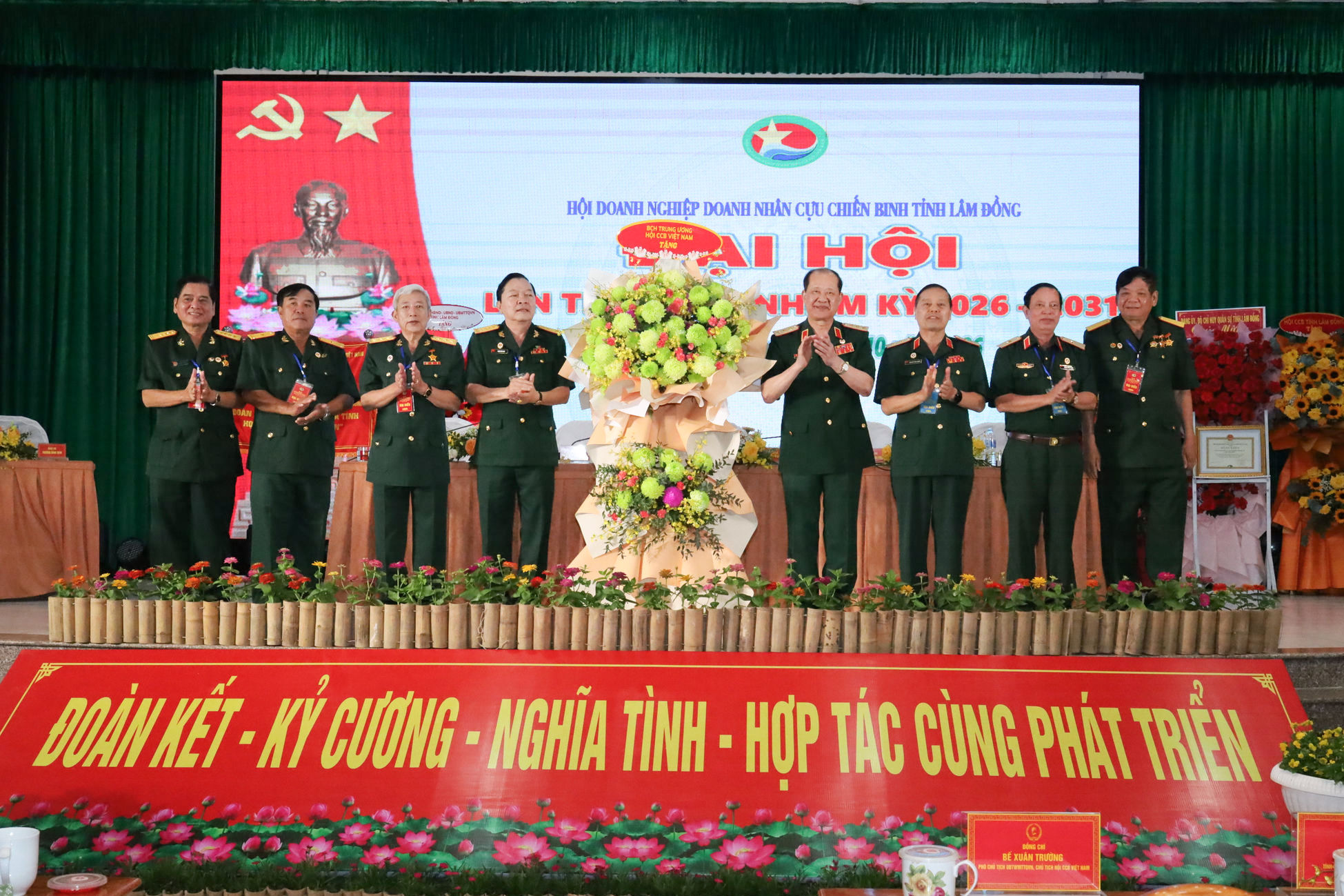 hoi-ccb-viet-nam-tang-lang-hoa-chuc-mung-dai-hoi(1).jpg