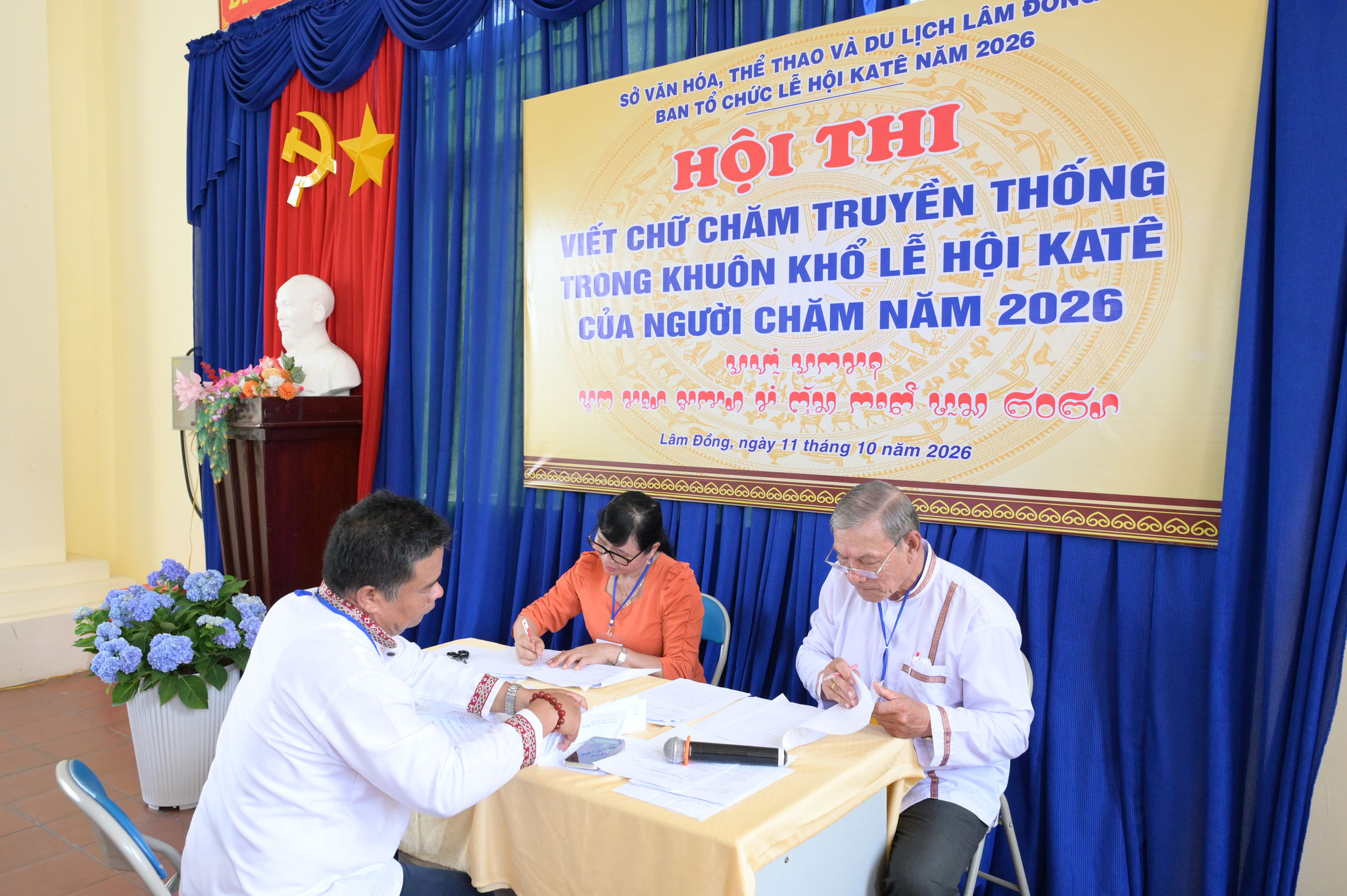 Hội đồng thẩm định đang chấm bài thi cho các em