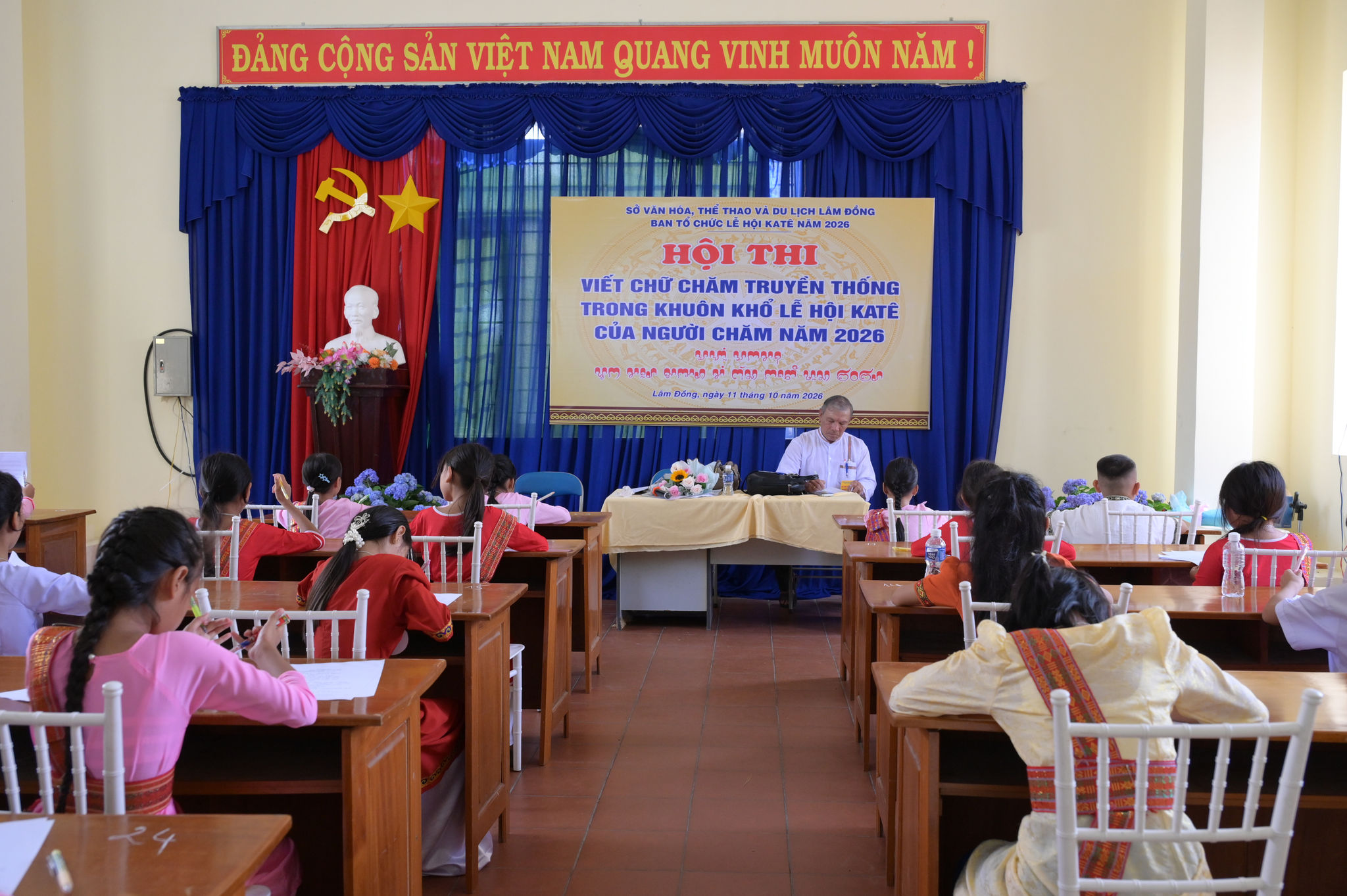 Hội thi viêt chữ Chăm truyền thống