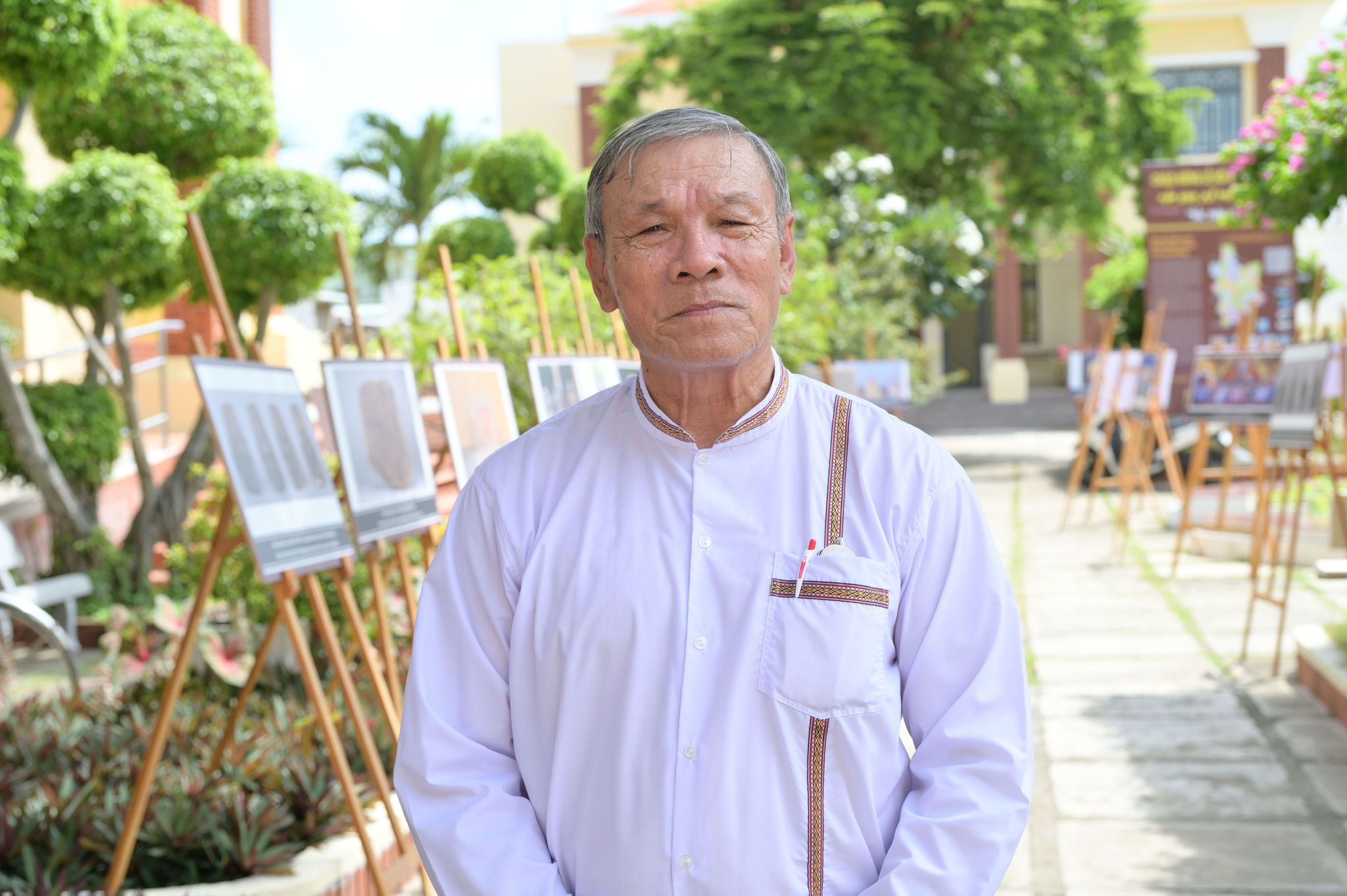 Ông Kinh Duy Trịnh - thành viên Ban biên soạn sách giáo khoa tiếng Chăm, Chủ tịch Hội đồng thẩm định Hội thi viết chữ Chăm