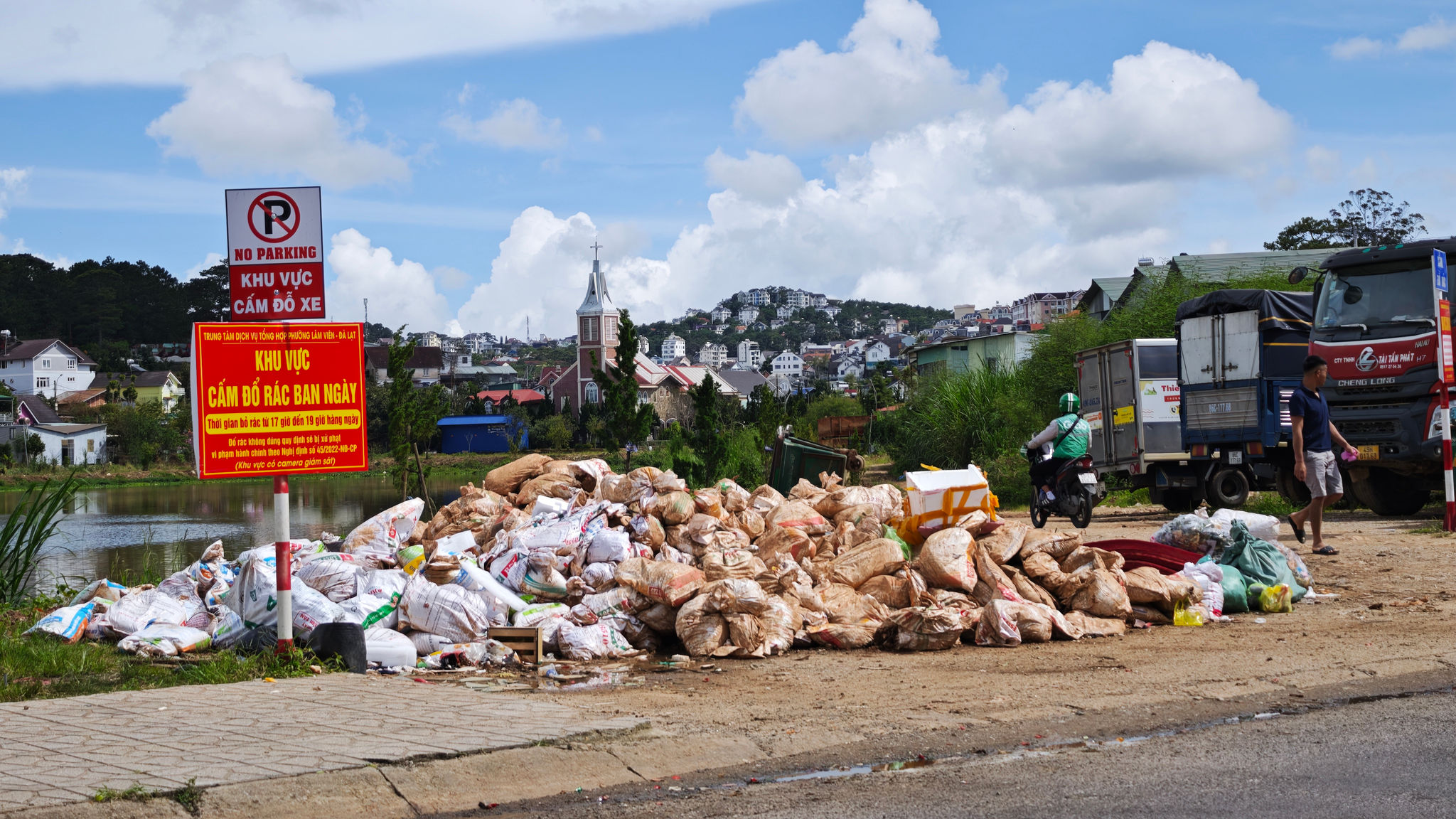 Rác thải chất thành đống tại khu vực hồ Mê Linh, gây ảnh hưởng cảnh quan đô thị du lịch.