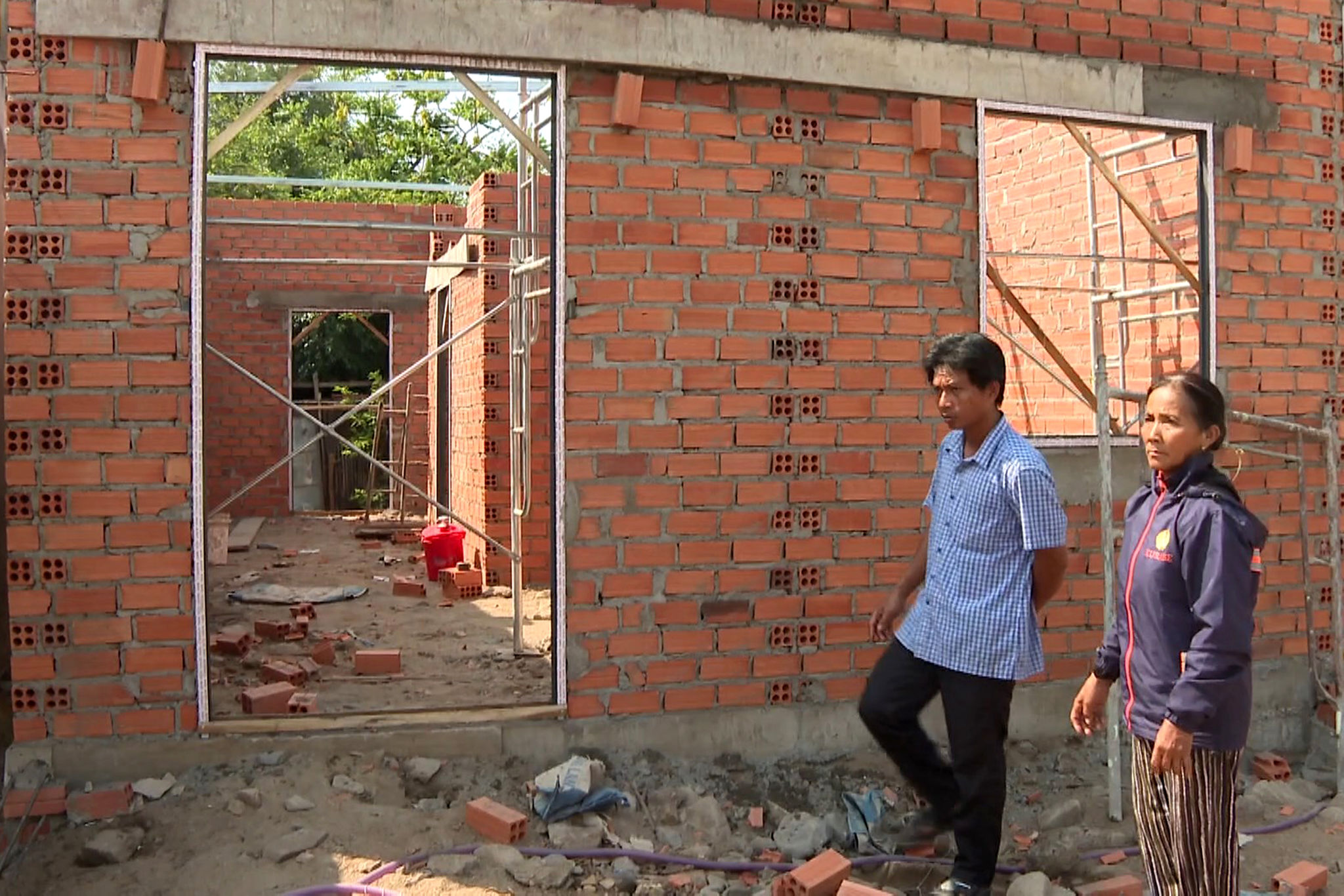 Bà Nguyễn Thị Sơn, thôn Phan Dũng vui mừng vì ngôi nhà mới sắp hoàn thành