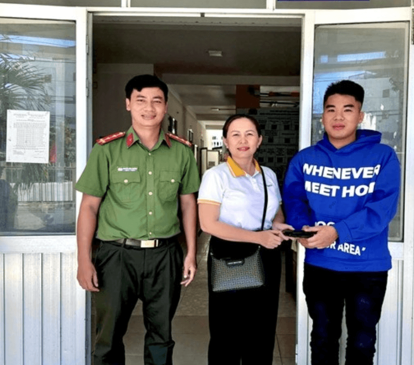 Chị Đỗ Thị Cẩm Y( Phường Phước Hội) trao trả tài sản cho người mất 