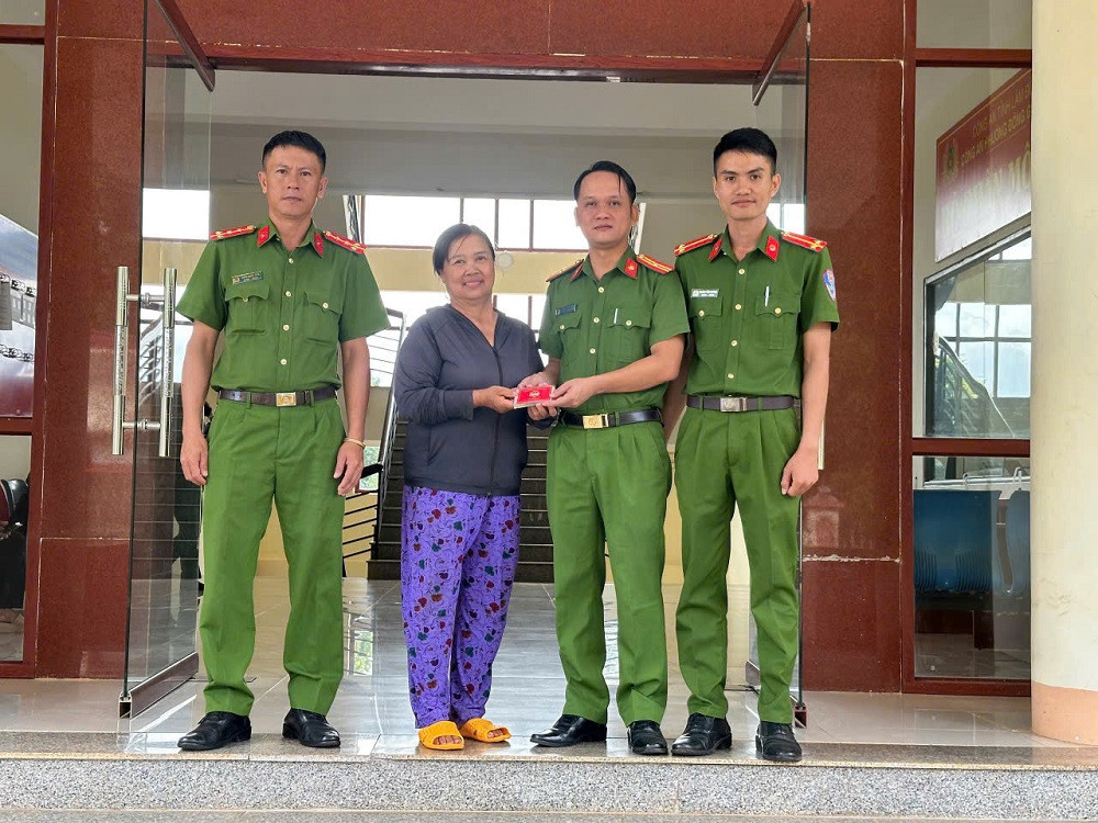 Công an Phường Đông Gia Nghĩa trao trả tài sản cho người dân đánh rơi 