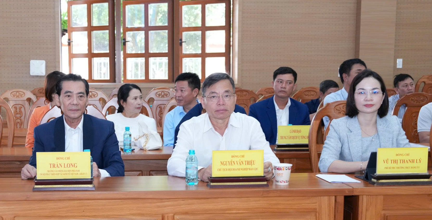 Đồng chí Vũ Thị Thanh Lý - Phó Bí thư Thường trực Đảng ủy xã cùng các đại biểu tham dự hội nghị