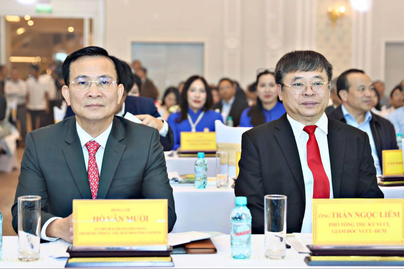 dong-chi-ho-van-muoi-uy-vien-ban-chap-hanh-trung-uong-dang-pho-bi-thu-tinh-uy-chu-tich-ubnd-tinh-lam-dong-cung-dong-chi-tran-ngoc-liem-pho-tong-thu-ky-vcci-tha(1).jpg