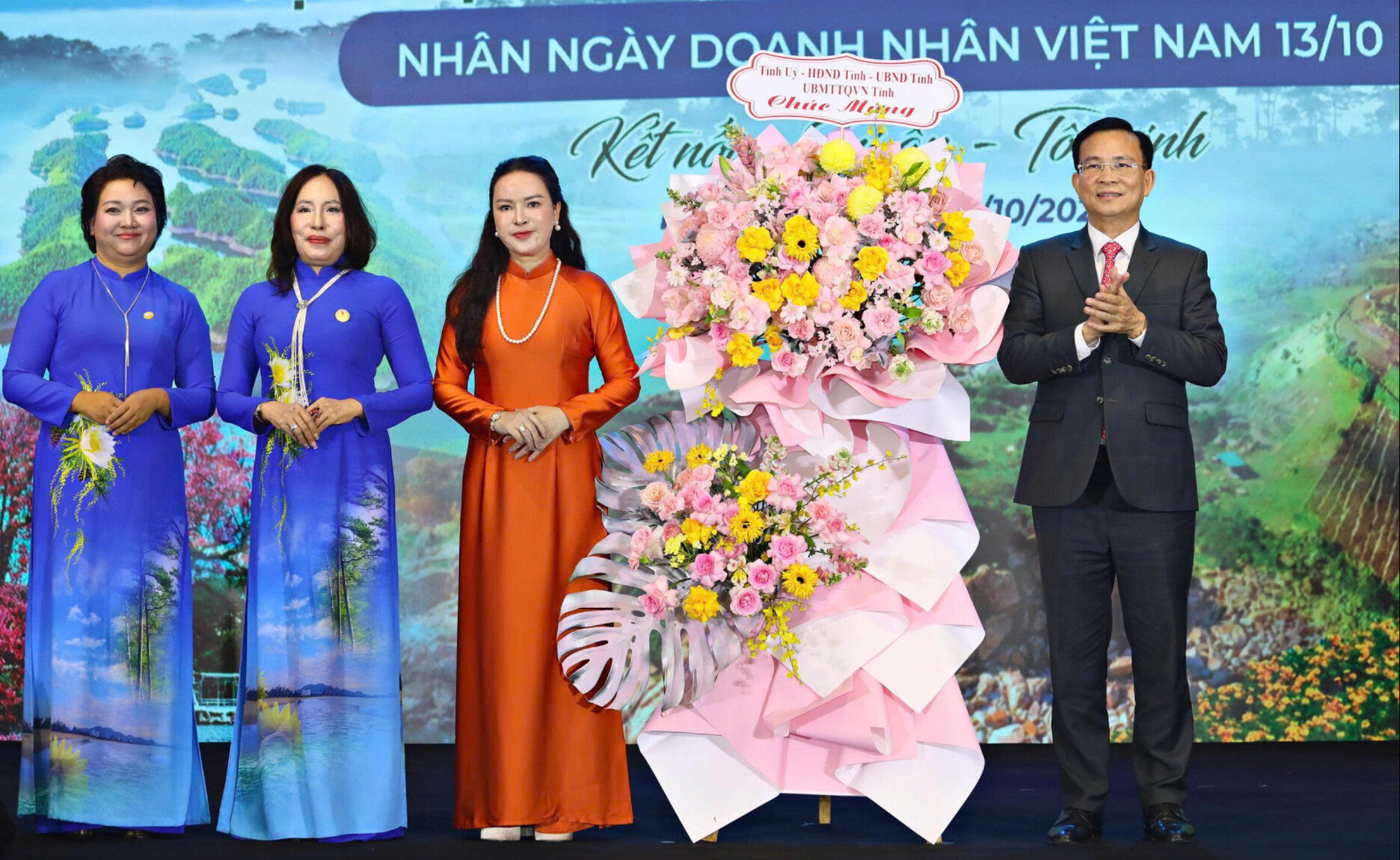 dong-chi-ho-van-muoi-uy-vien-ban-chap-hanh-trung-uong-dang-pho-bi-thu-tinh-uy-chu-tich-ubnd-tinh-lam-dong-tang-lang-hoa-chuc-mung-hoi-nu-doanh-nhan-lam-dong(1).jpg