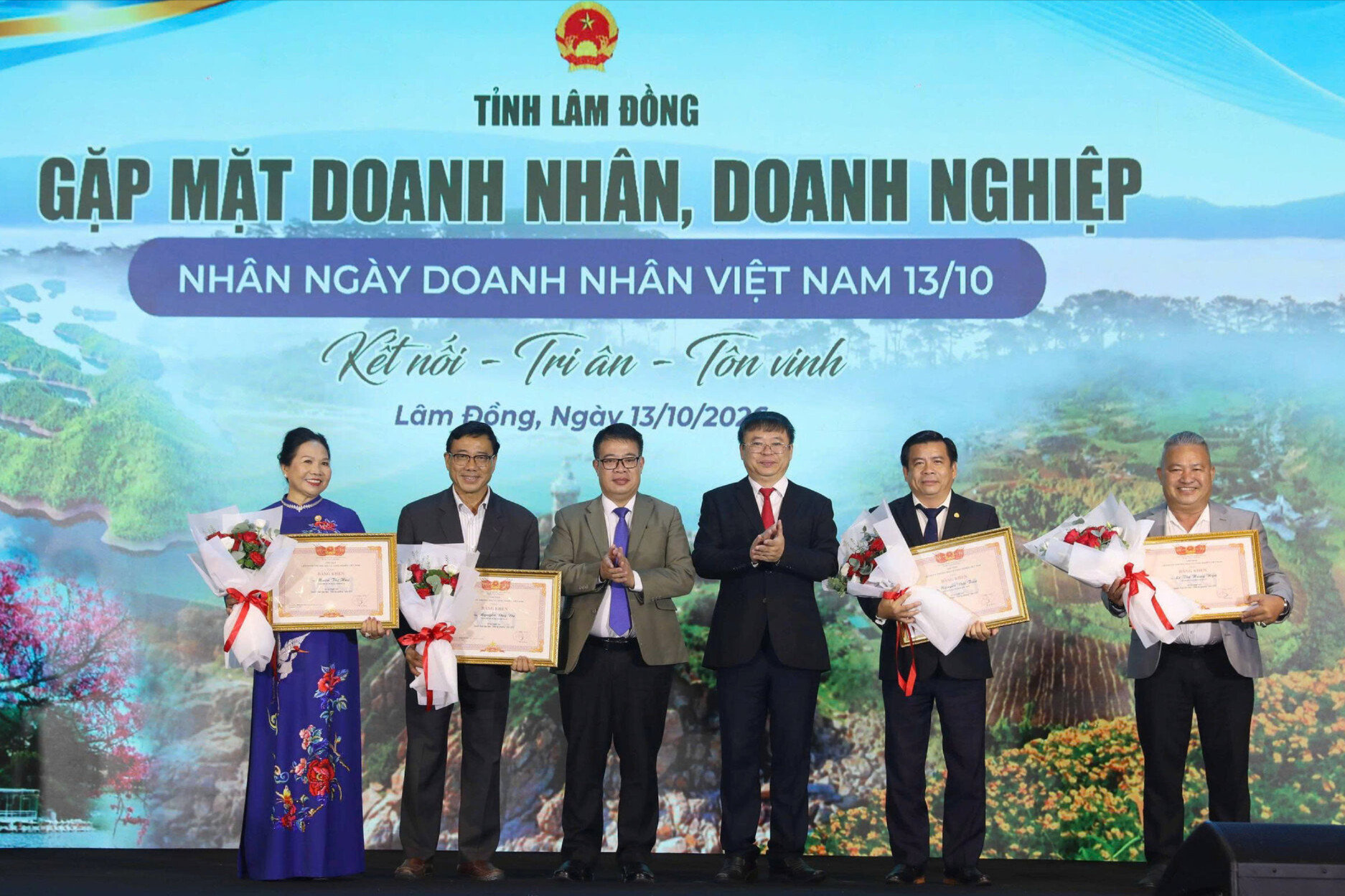 dong-chi-nguyen-ngoc-phuc-pho-chu-tich-ubnd-tinh-va-tran-ngoc-liem-pho-tong-thu-ky-vcci-trao-tang-bang-khen-cua-chu-tich-ubnd-tinh-cho-cac-doanh-nhan(1).jpg