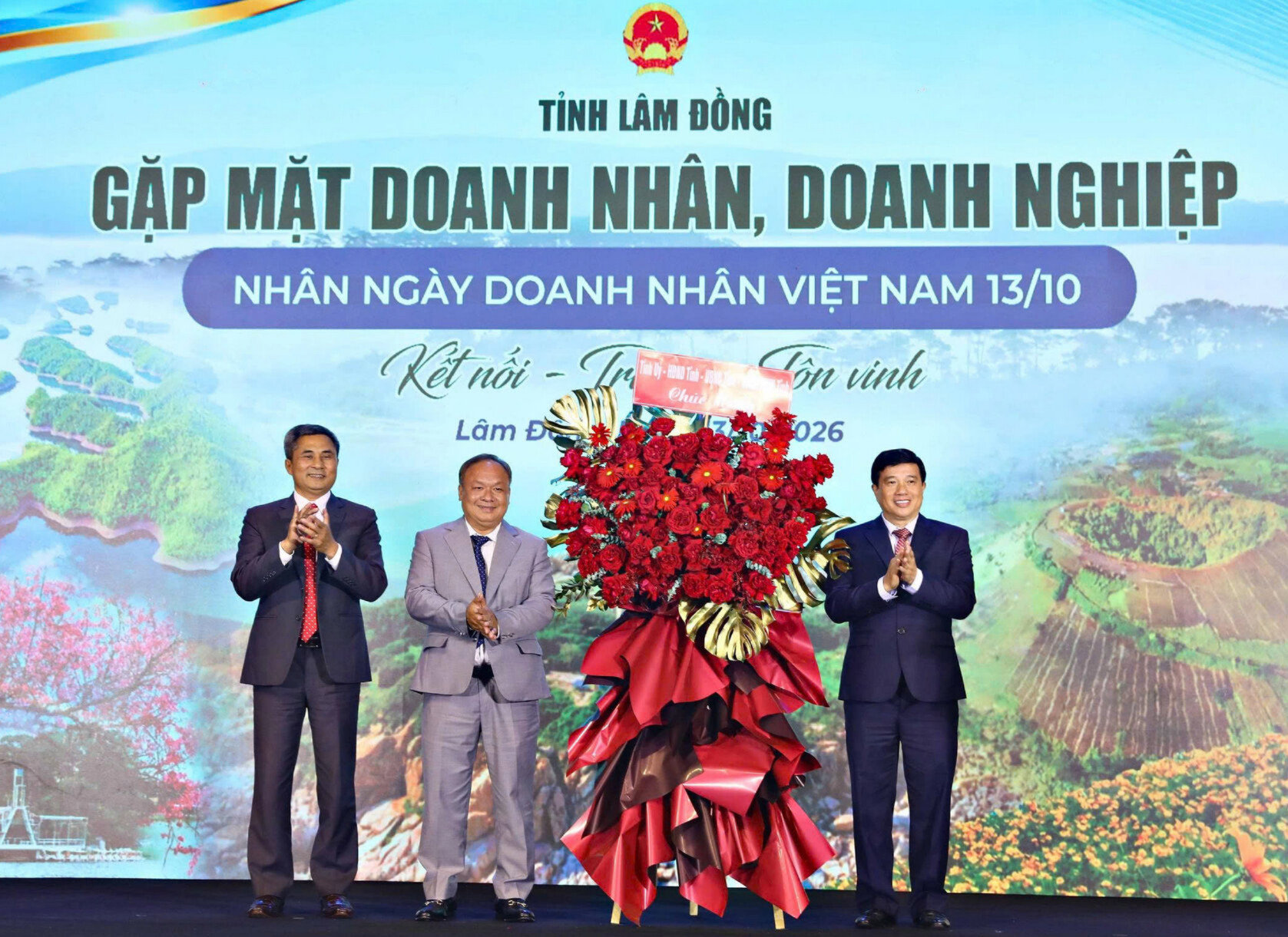 dong-chi-y-thanh-ha-nie-kdam-uy-vien-ban-chap-hanh-trung-uong-dang-bi-thu-tinh-uy-truong-doan-dai-bieu-quoc-hoi-tinh-lam-dong-tang-lang-hoa-tuoi-tham-chuc-mung(1).jpg