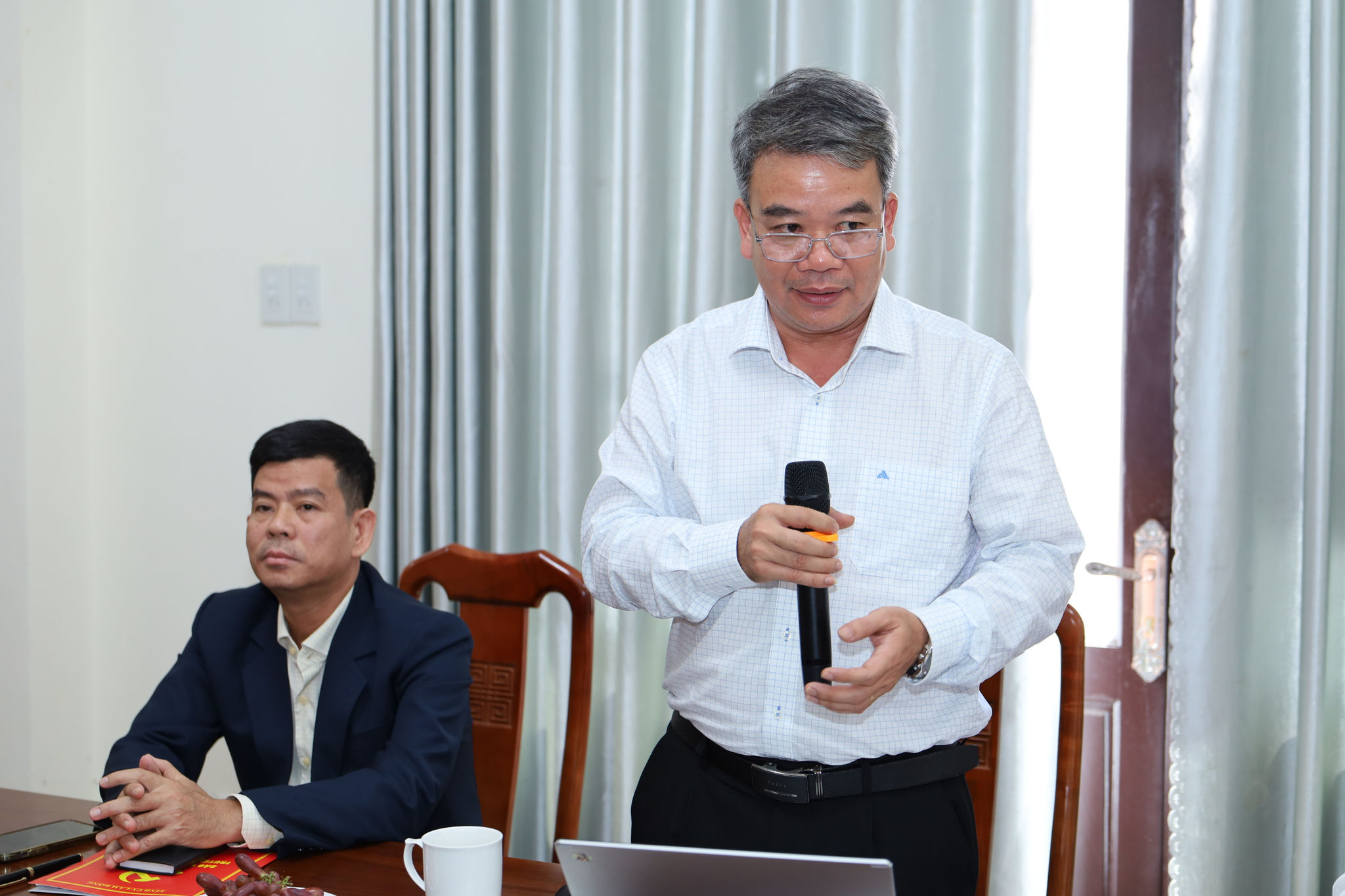 ThS. Sái Công Sim, Phó Chánh Văn phòng Học viện Chính trị khu vực II trao đổi một số ý kiến tại buổi làm việc