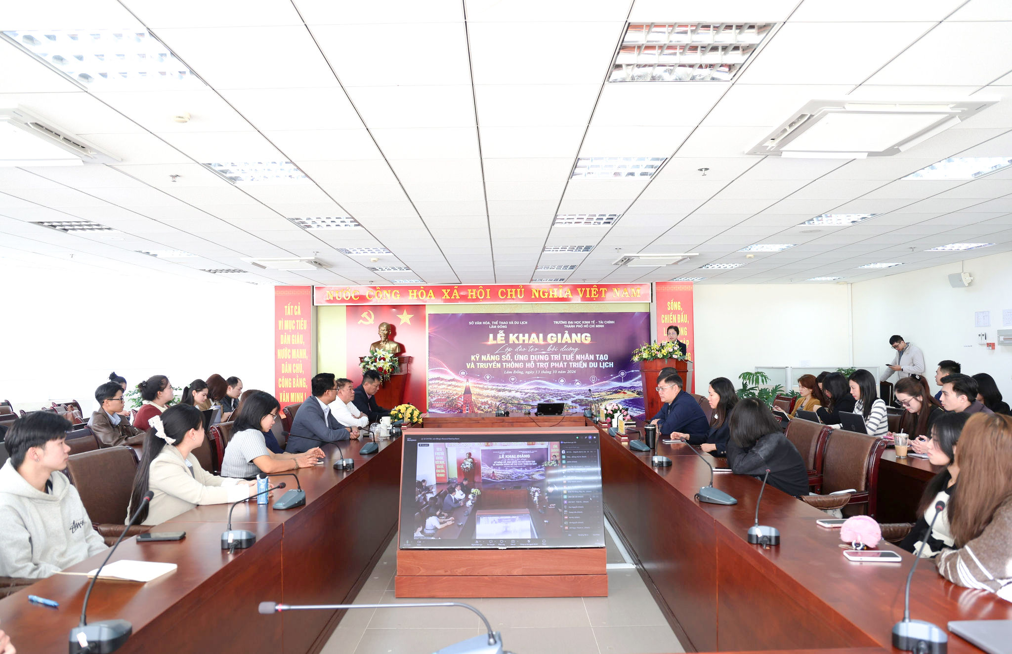 toan-canh-lop-tap-huan-tai-dau-cau-trung-tam-hanh-chinh-tinh-lam-dong(1).jpg