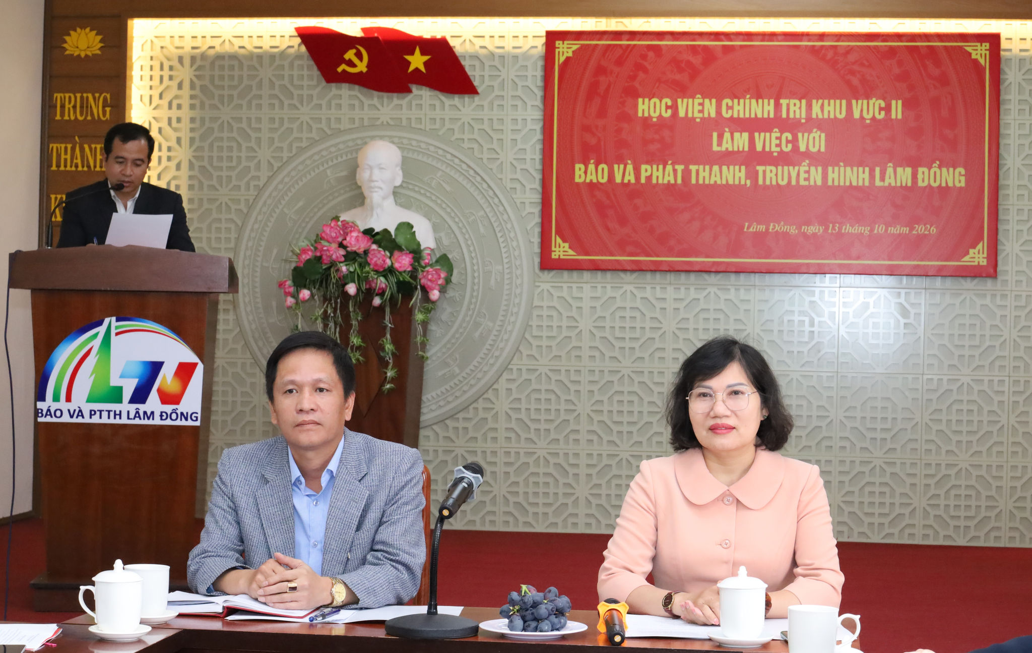 TS. Lê Thị Anh Đào (bên phải), Phó Giám đốc Học viện Chính trị khu vực II và đồng chí Nguyễn Hồng Hải (bên trái), Phó Giám đốc Báo và PTTH Lâm Đồng, cùng chủ trì buổi làm việc