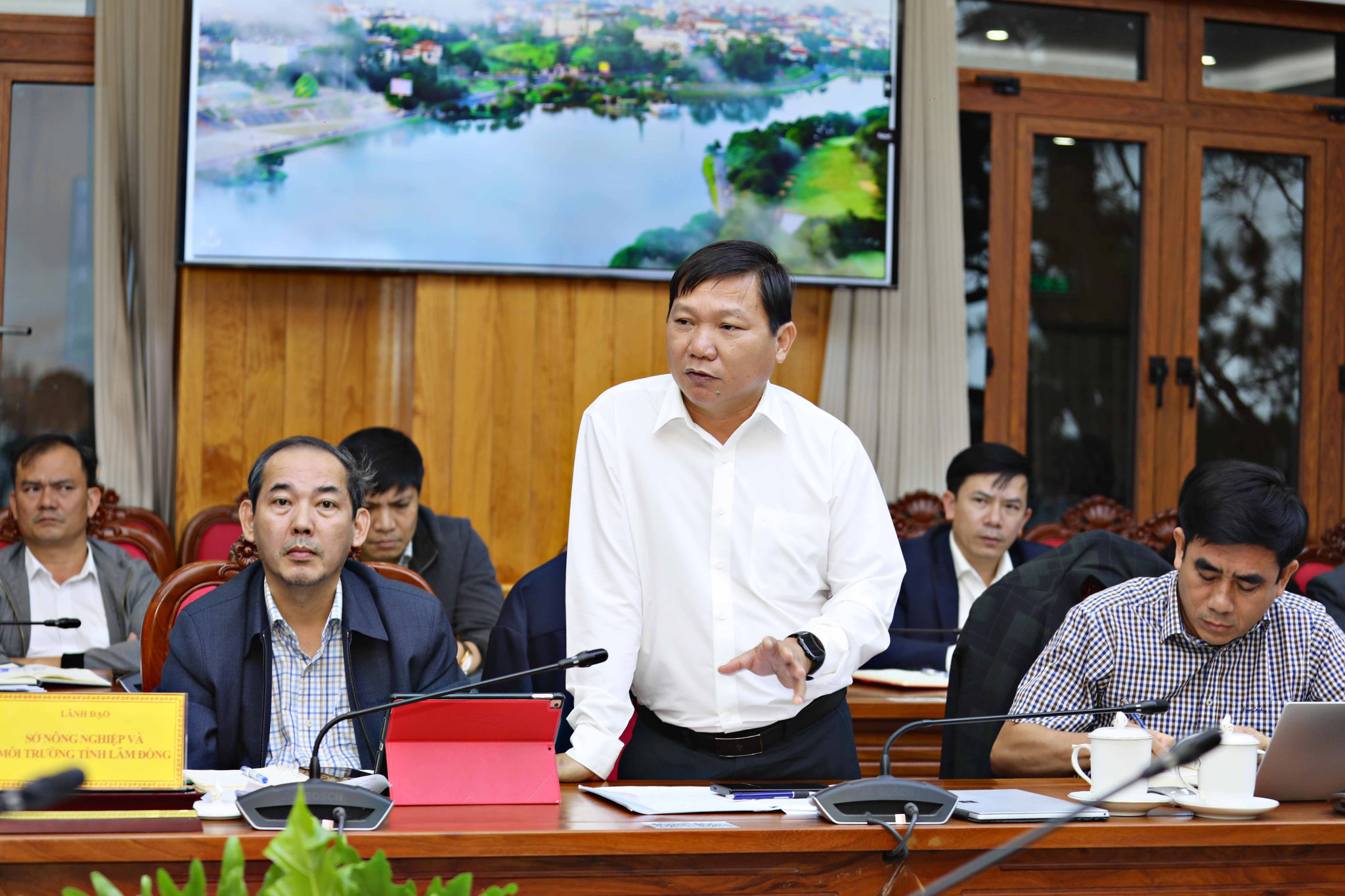 Phó Giám đốc Sở Nông nghiệp và Môi trường tỉnh Huỳnh Duy Khôi báo cáo giải pháp tháo gỡ vướng mắc bãi đổ thải cho các dự án cao tốc
