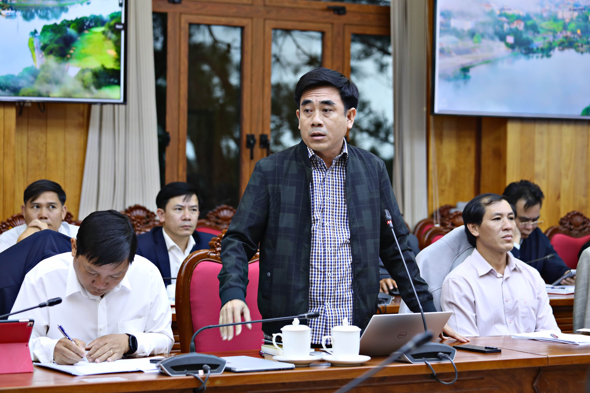 Phó Giám đốc Sở Nông nghiệp và Môi trường tỉnh Lê Thanh Sơn báo cáo công tác quản lý, bảo vệ rừng