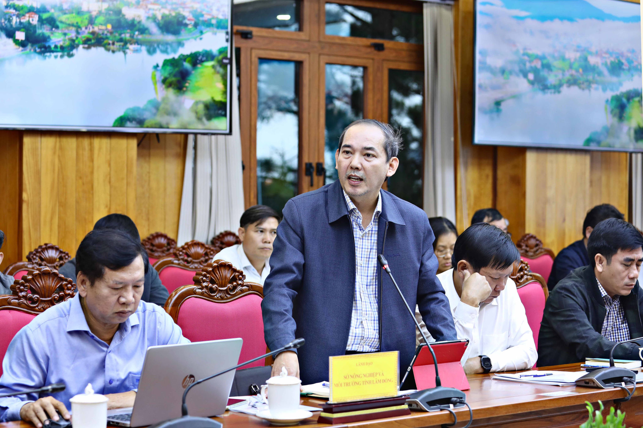 Phó Giám đốc Sở Nông nghiệp và Môi trường tỉnh Võ Văn Minh báo cáo tình hình quy hoạch xử lý rác thải, đảm bảo môi trường