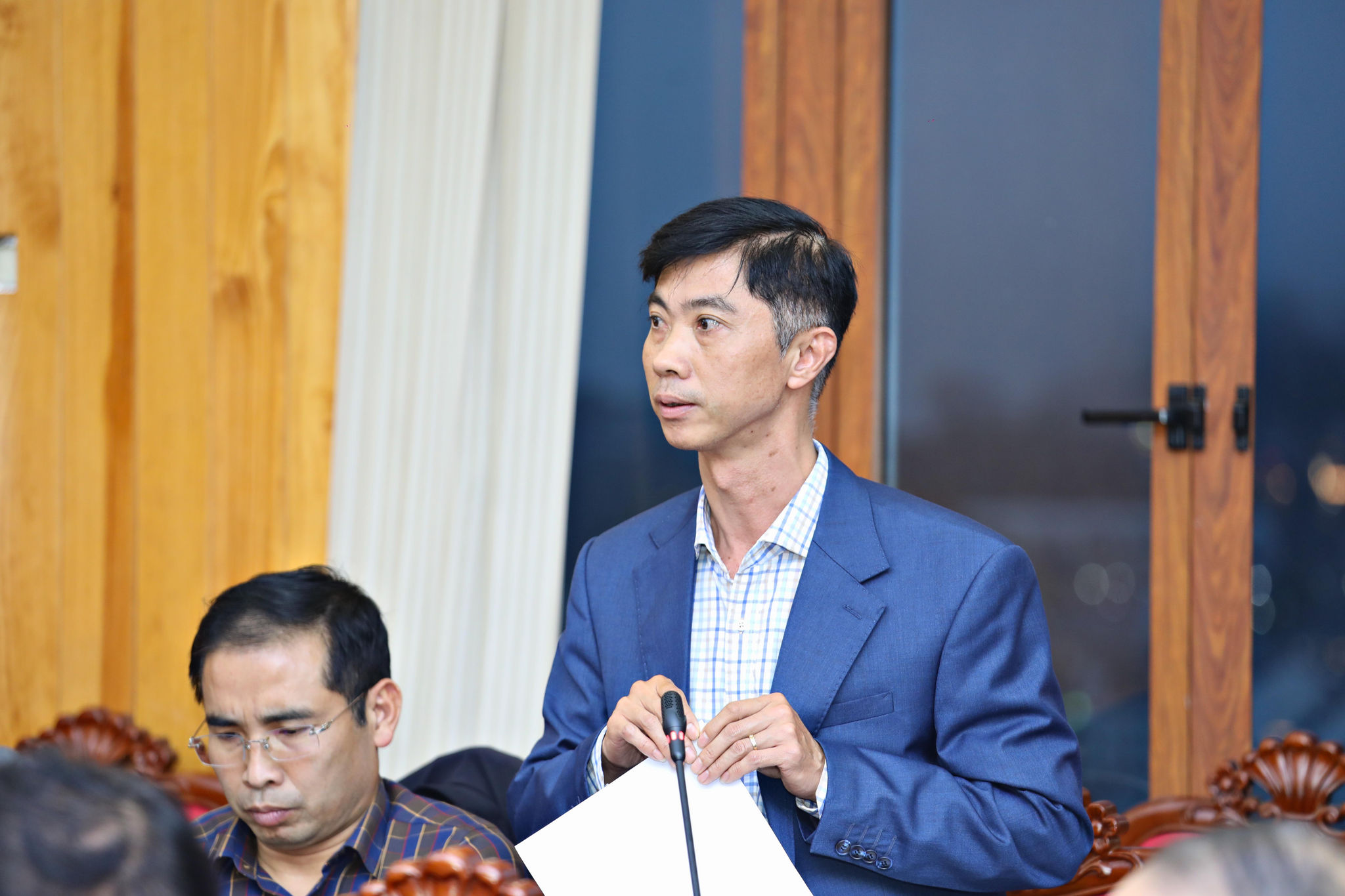 Phó Giám đốc Văn phòng đăng ký đất đai - Sở Nông nghiệp và Môi trường tỉnh Lâm Đồng Tạ Đăng Trung báo cáo tiến độ giải quyết hồ sơ đất đai trễ hạn