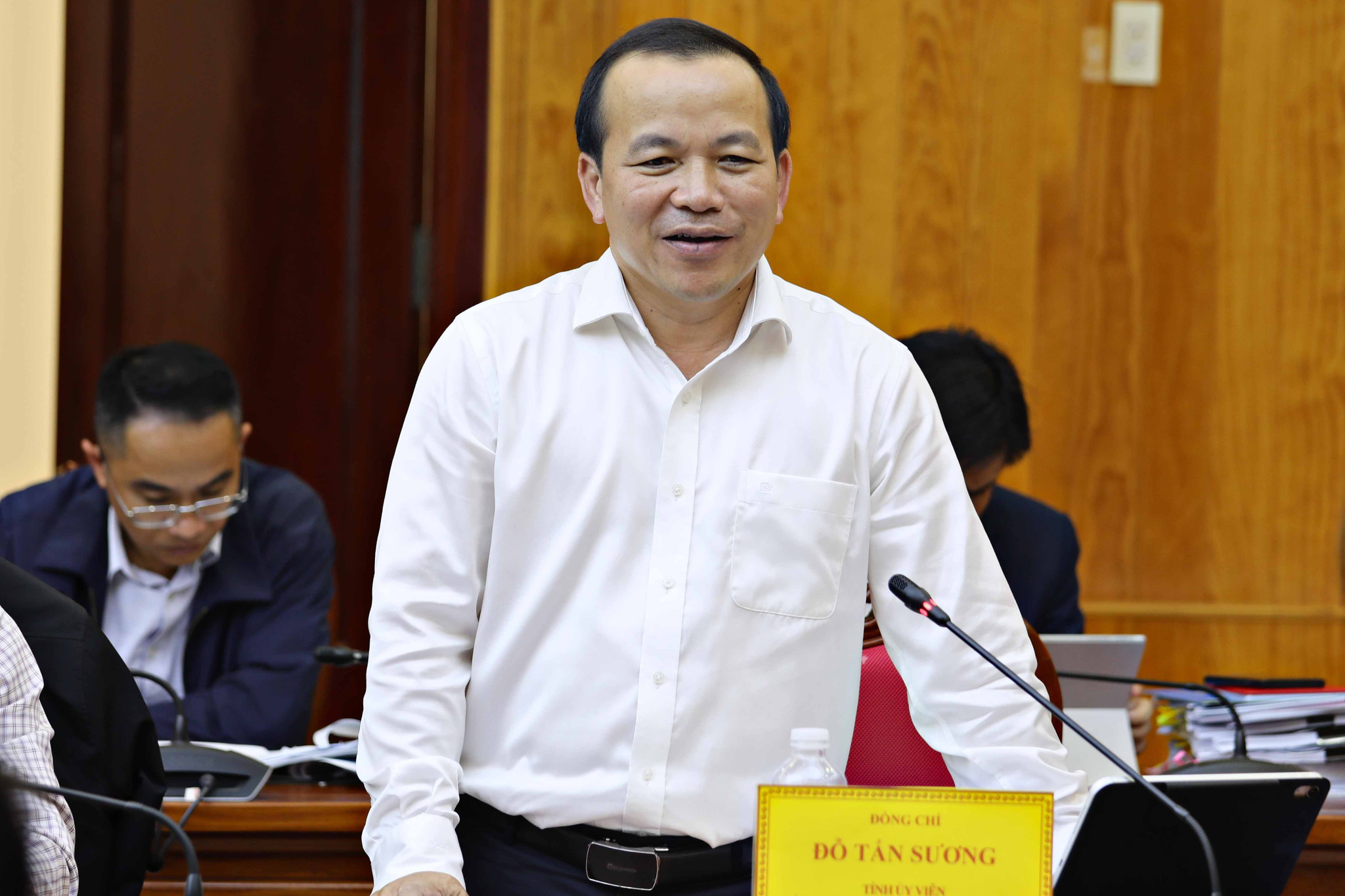 Tỉnh uỷ viên, Chánh Văn phòng UBND tỉnh Đỗ Tấn Sương trao đổi các kiến nghị Sở Nông nghiệp và Môi trường tại buổi làm việc 