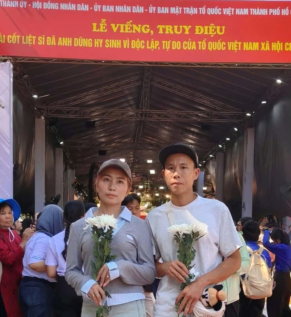 Vợ chồng anh Trần Văn Định có mặt trong lễ viếng và đưa tiễn 731 anh hùng liệt sĩ tại công viên Văn hóa Lê Thị Riêng