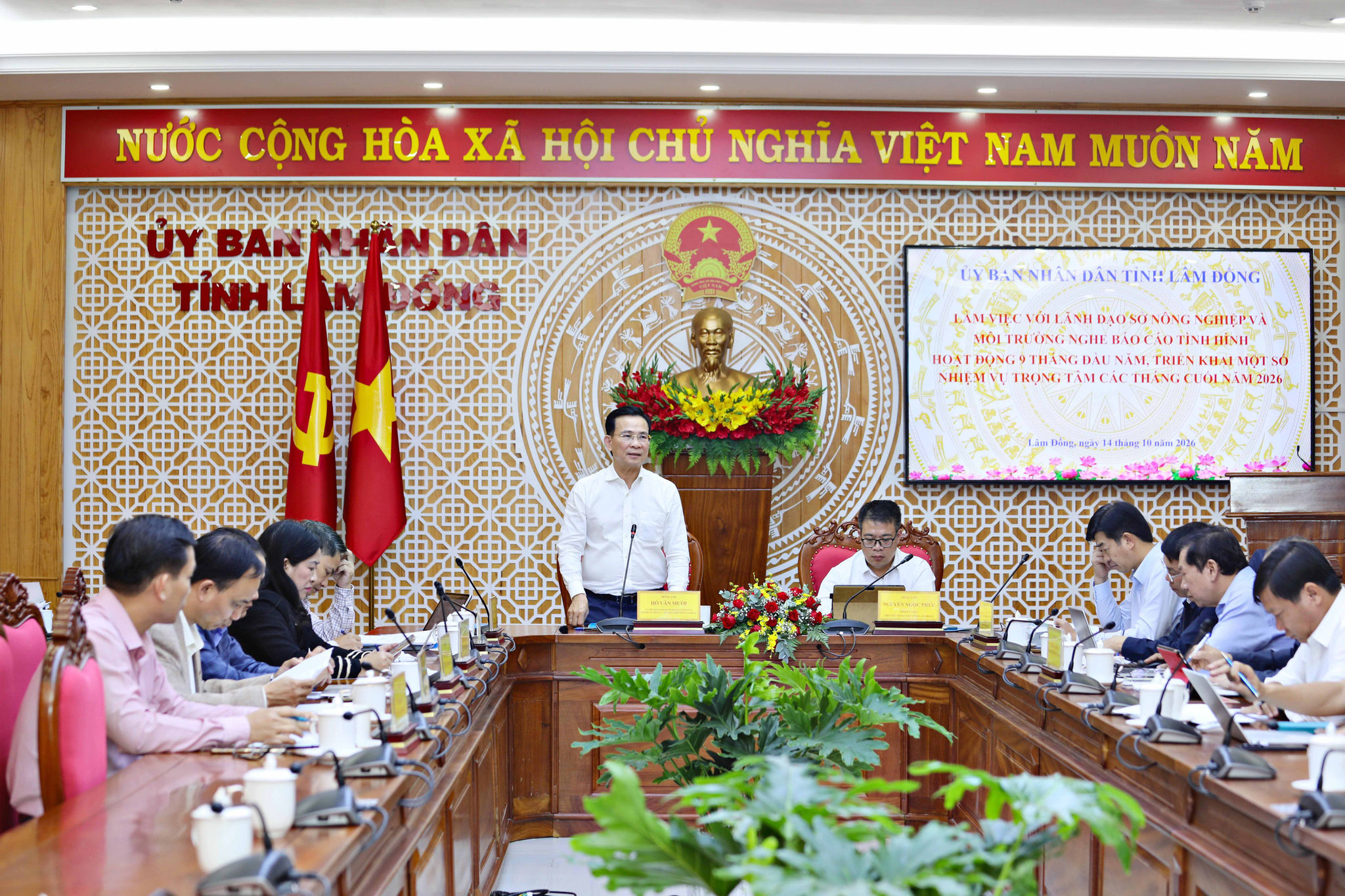 Ủy viên Ban Chấp hành Trung ương Đảng, Phó Bí thư Tỉnh ủy, Chủ tịch UBND tỉnh Hồ Văn Mười (bên trái) và Tỉnh ủy viên, Phó Chủ tịch UBND tỉnh Nguyễn Ngọc Phúc (bên phải) chủ trì làm việc với Sở Nông nghiệp và Môi trường tỉnh