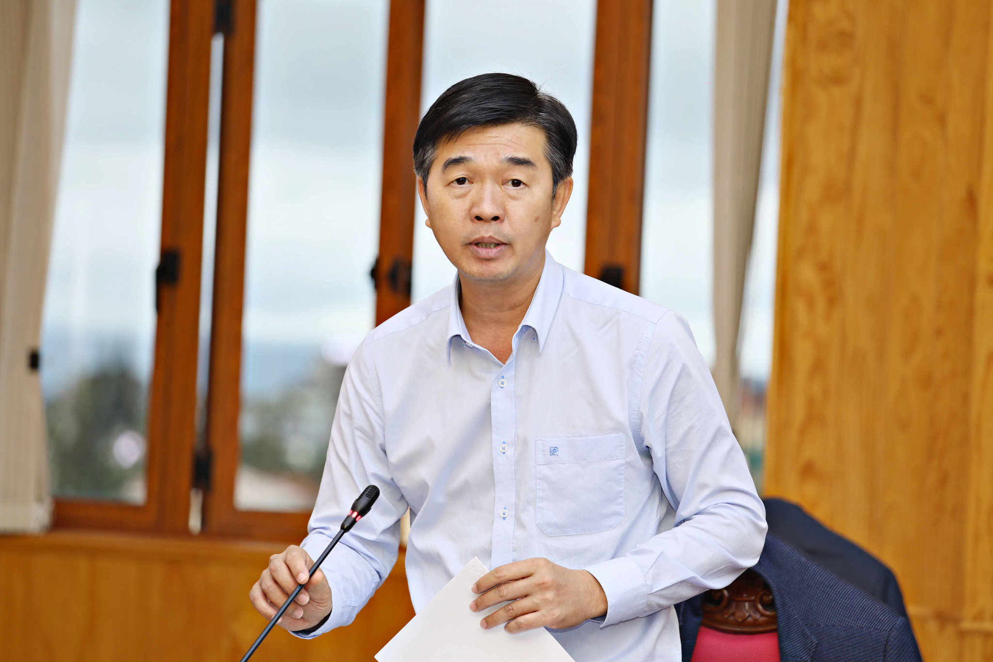 Tỉnh ủy viên, Giám đốc Sở Nông nghiệp và Môi trường tỉnh Phan Nguyễn Hoàng Tân báo cáo tình hình giải ngân vốn đầu tư công, các nội dung cấp bách của ngành thực hiện 3 tháng cuối năm