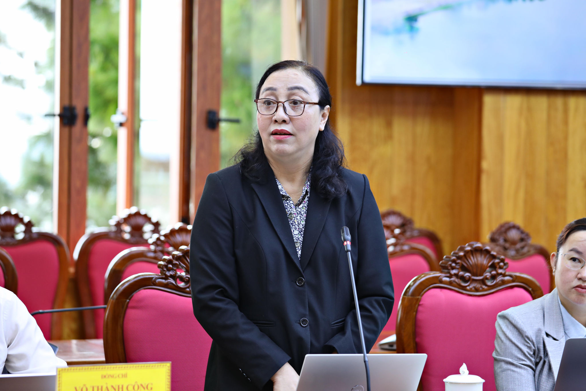 Bà Mai Thanh Nga, Phó Giám đốc Sở Khoa học và Công nghệ tỉnh báo cáo tại buổi làm việc