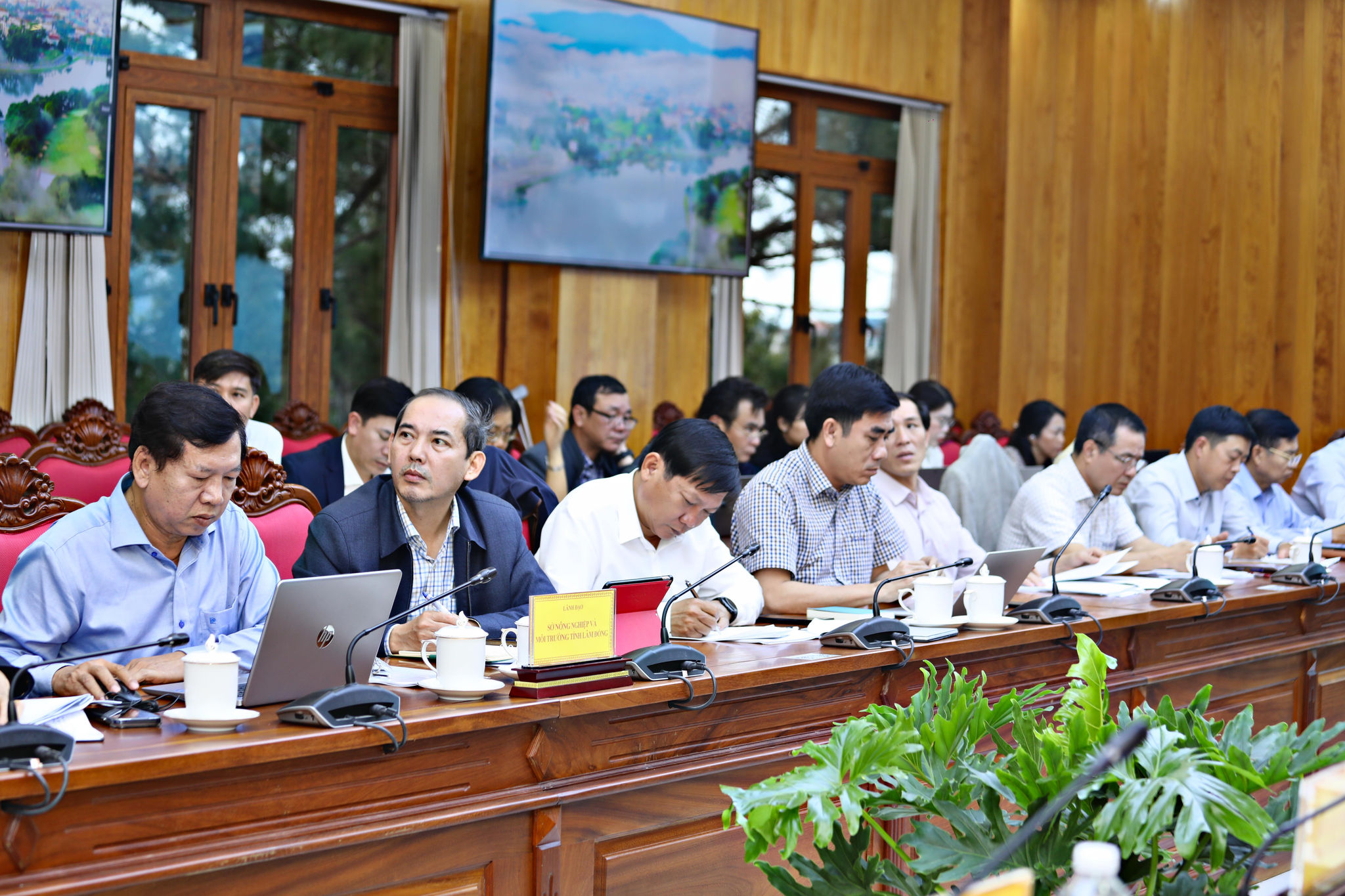 Lãnh đạo Sở Nông nghiệp và Môi trường, các phòng ban đơn vị tham dự buổi làm việc