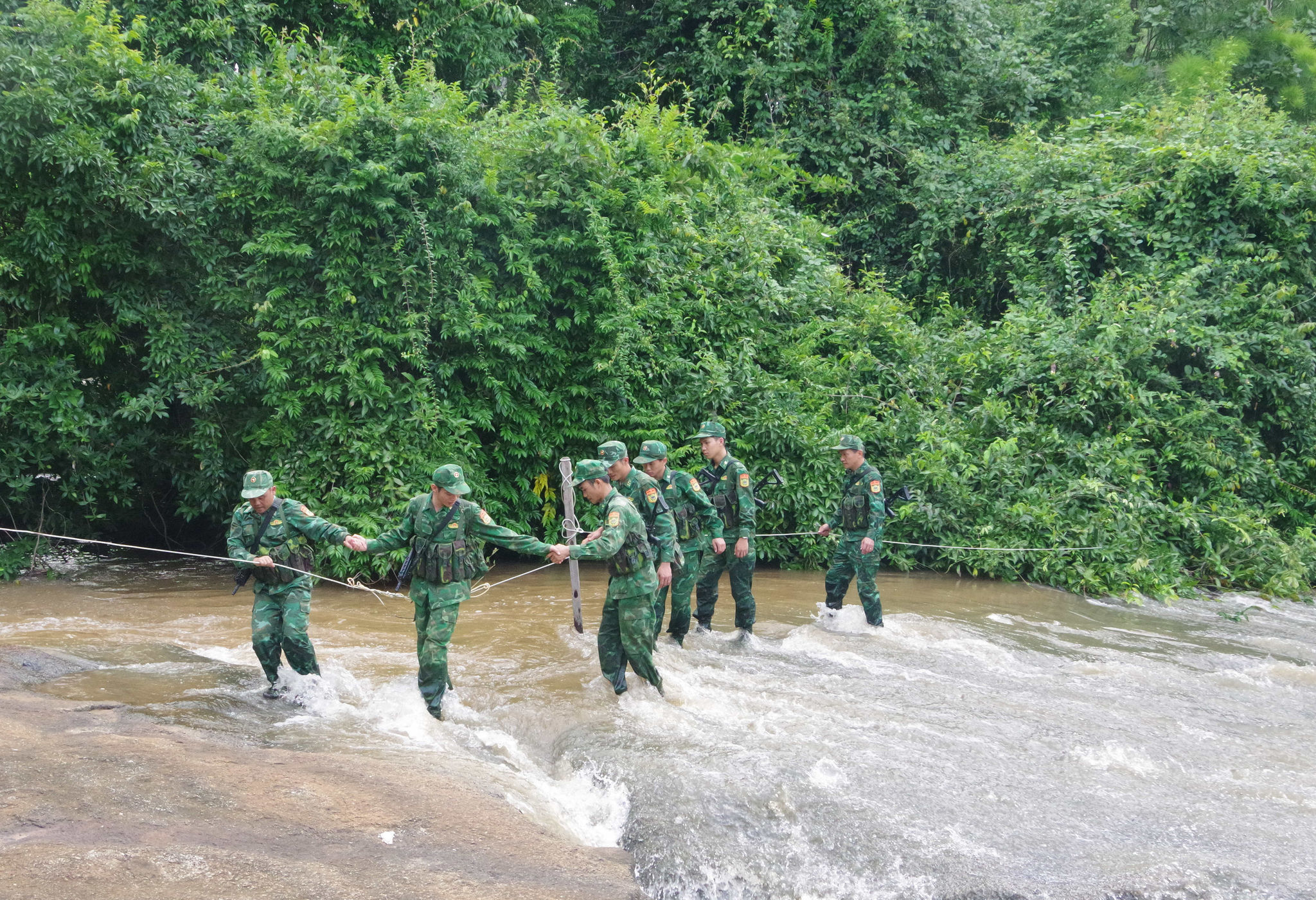 Ảnh 2. Cán bộ, chiến sĩ Bộ đội Biên phòng tỉnh Lâm Đồng phát huy tinh thần trách nhiệm, đoàn kết, quyết tâm hoàn thành xuất sắc nhiệm vụ được giao