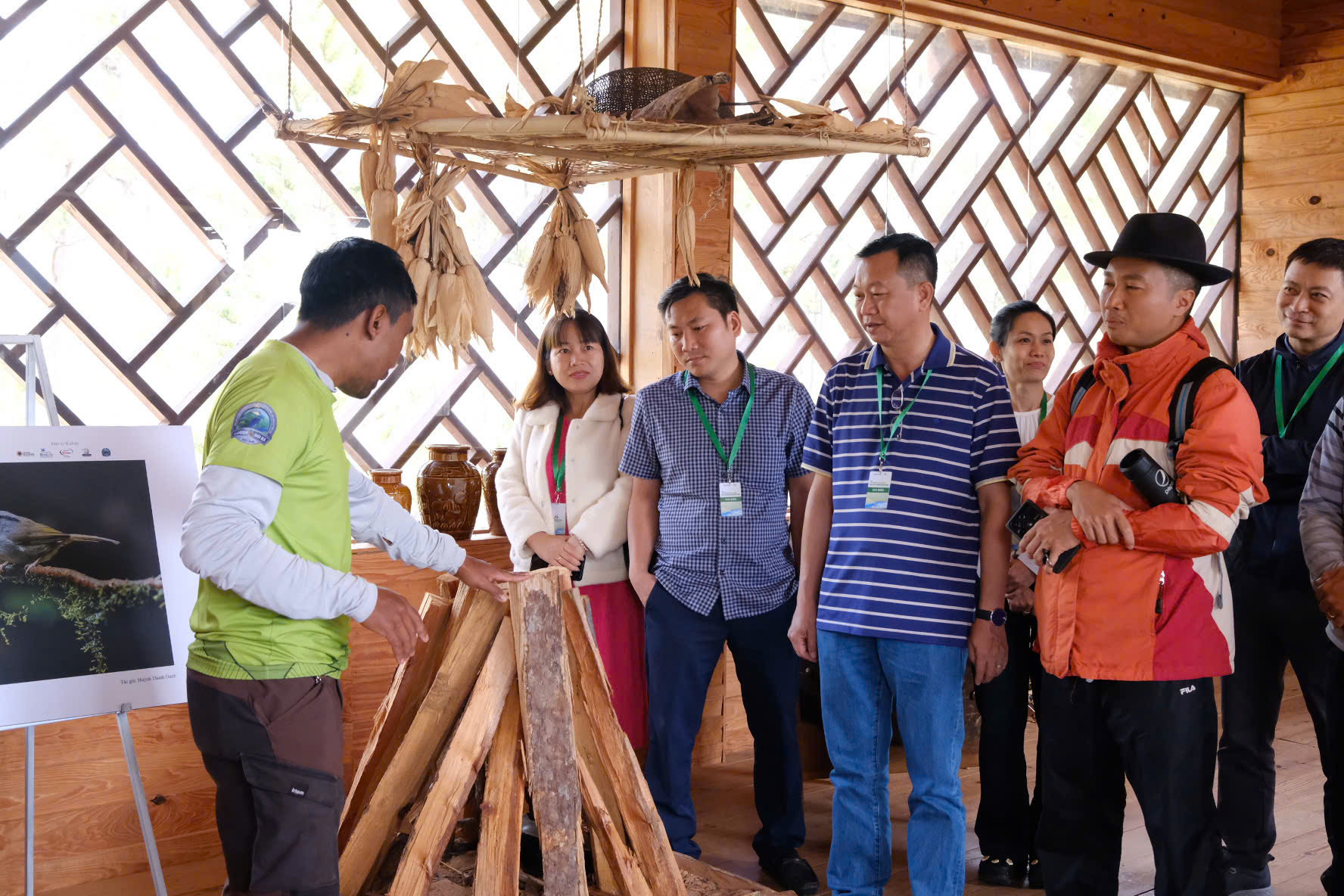 ANh Kơ Sã En Luy hướng dẫn khách trải nghiệm không gian văn hóa K'ho tại Vườn Quốc gia Bidoup - Núi Bà