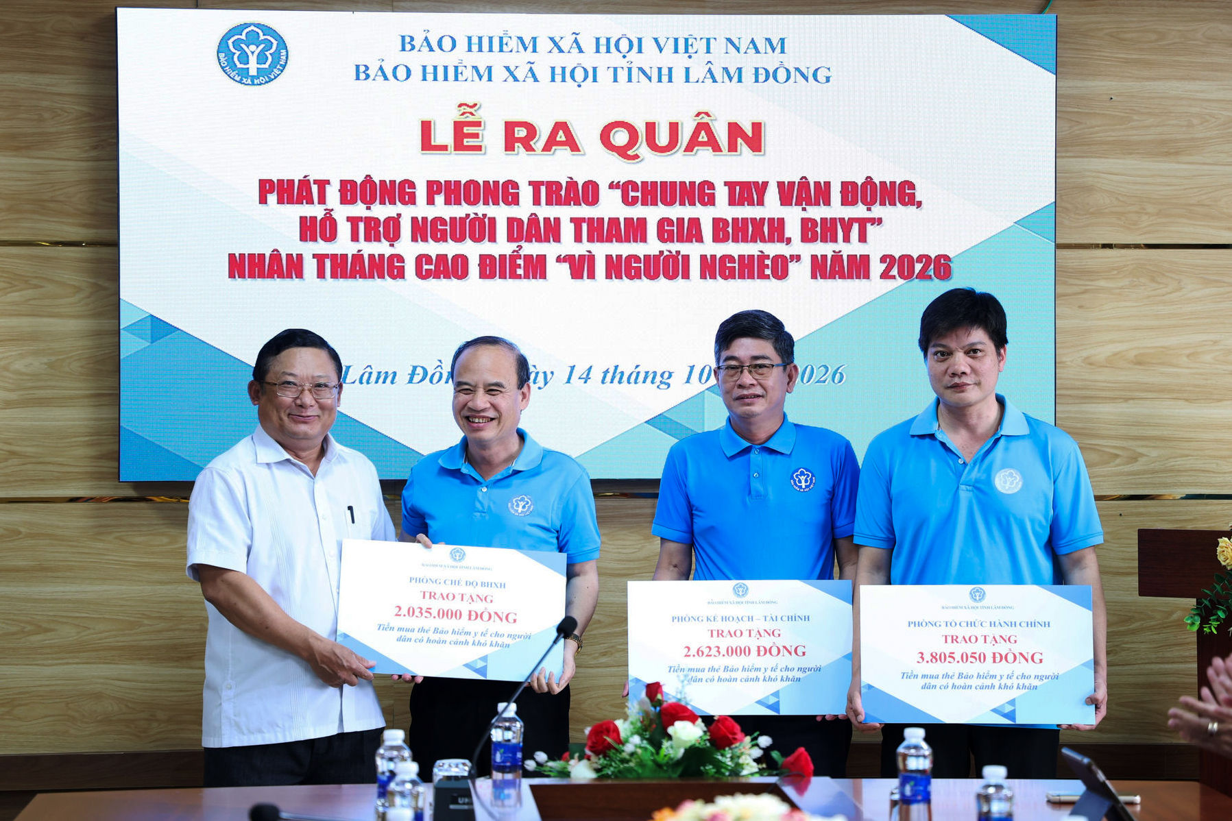 dai-dien-cac-phong-ban-cua-bhxh-lam-dong-trao-bieu-trung-so-tien-dong-gop(1).jpg