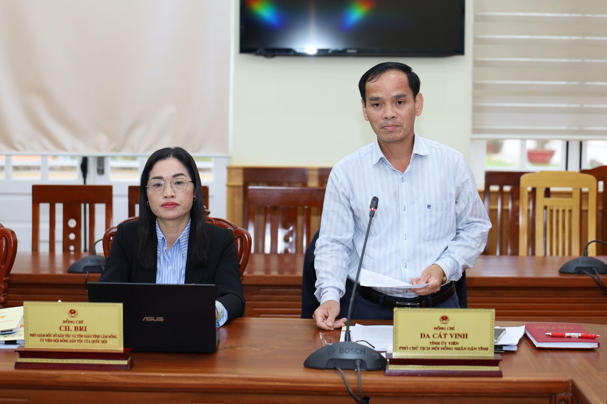 Đồng chí Đa Cát Vinh, Tỉnh ủy viên, Phó Chủ tịch HĐND tỉnh phát biểu tại buổi làm việc