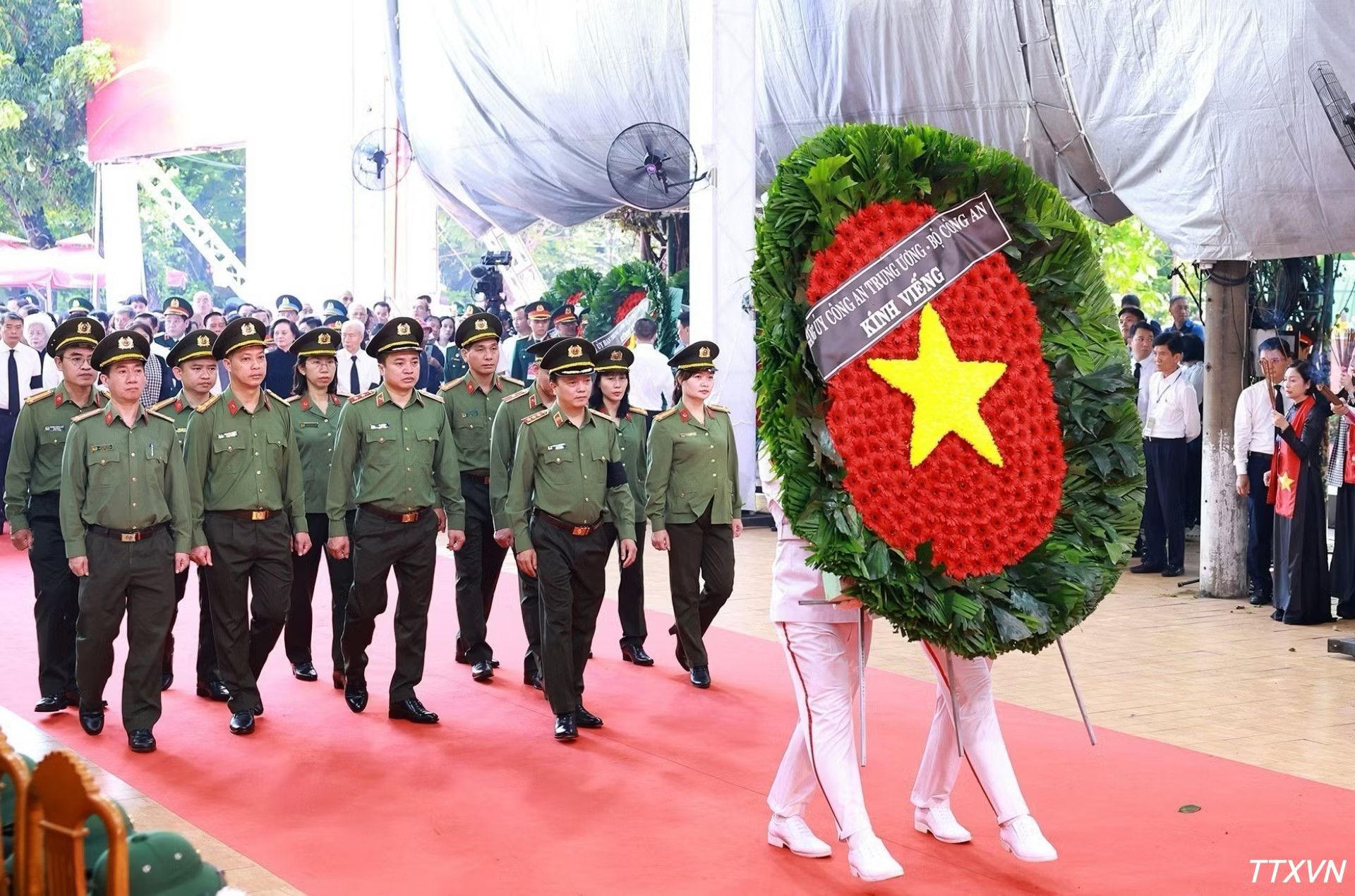 vna-potal-thu-tuong-du-le-vieng-truy-dieu-va-an-tang-hai-cot-liet-si-tai-cong-vien-le-thi-rieng-9357.jpg