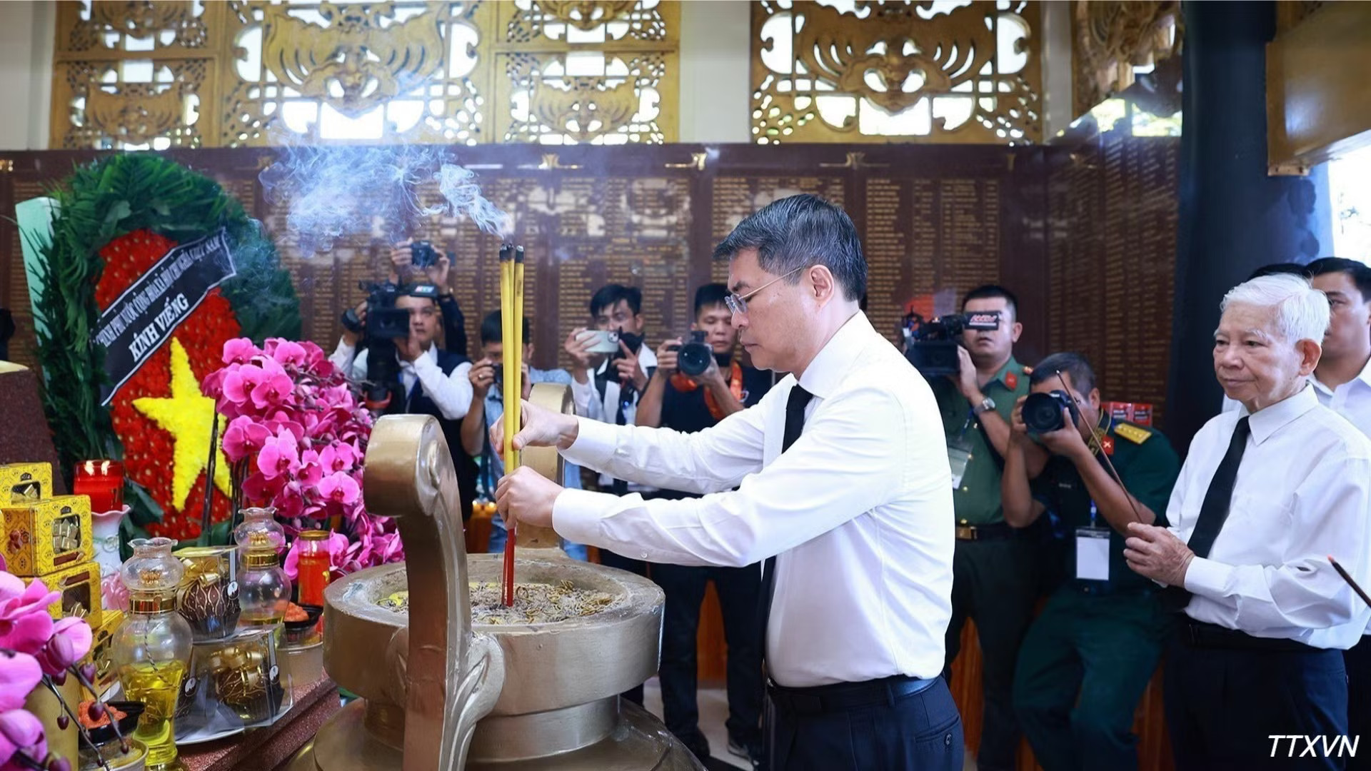 vna-potal-thu-tuong-du-le-vieng-truy-dieu-va-an-tang-hai-cot-liet-si-tai-cong-vien-van-hoa-le-thi-rieng.jpg