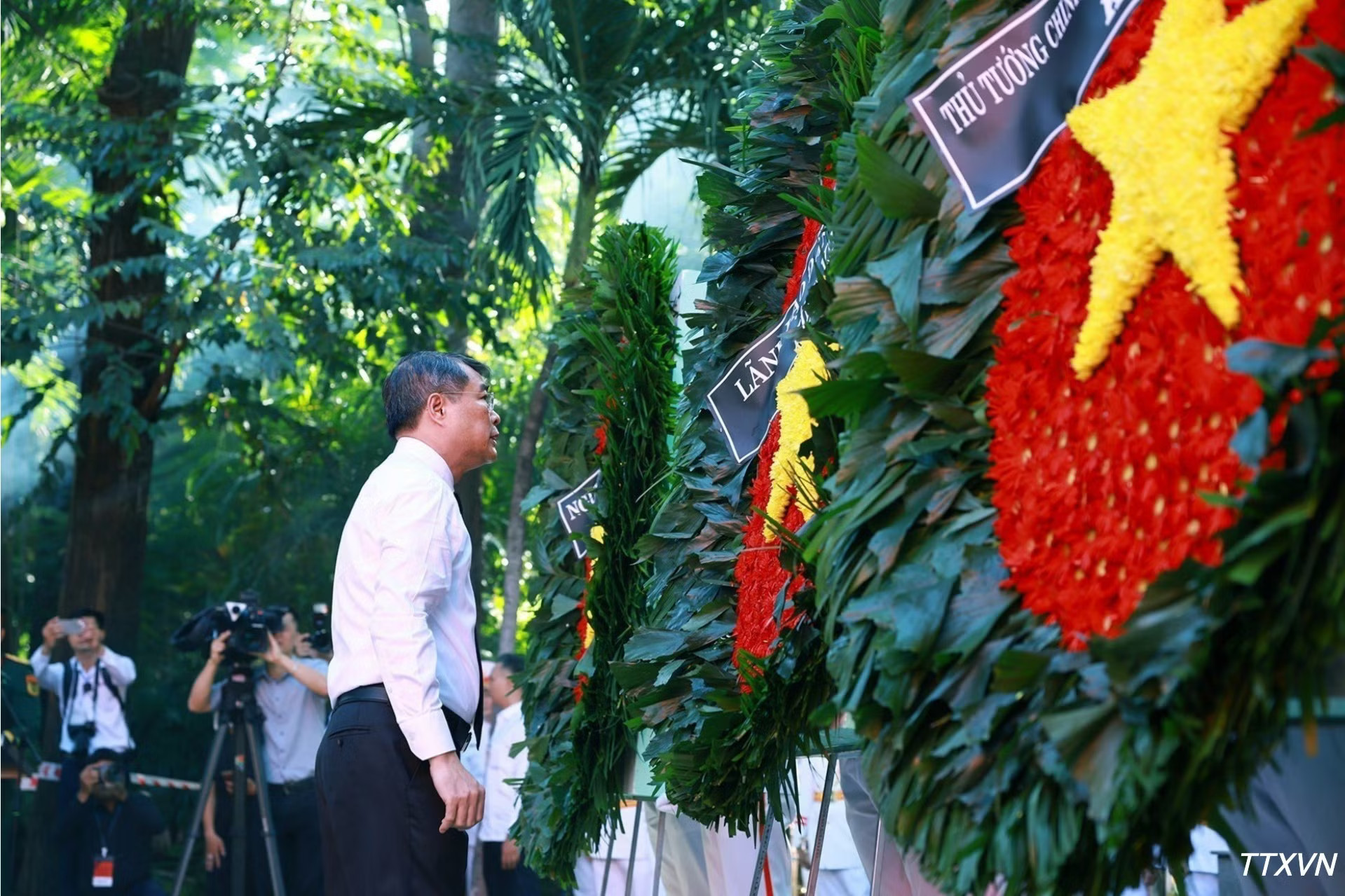 vna-potal-thu-tuong-du-le-vieng-truy-dieu-va-an-tang-hai-cot-liet-si-tai-cong-vien-van-hoa-le-thi-rieng-5571.jpg