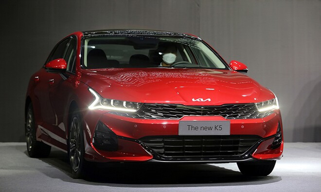 Đuôi xe KIA K5 với dải đèn LED liền mạch