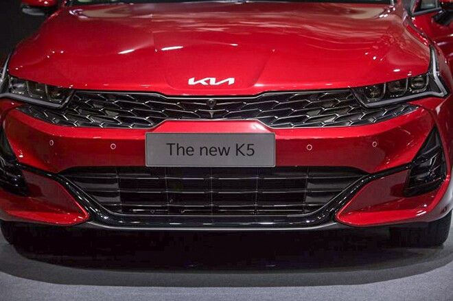 Thân xe KIA K5 với đường dập nổi thể thao