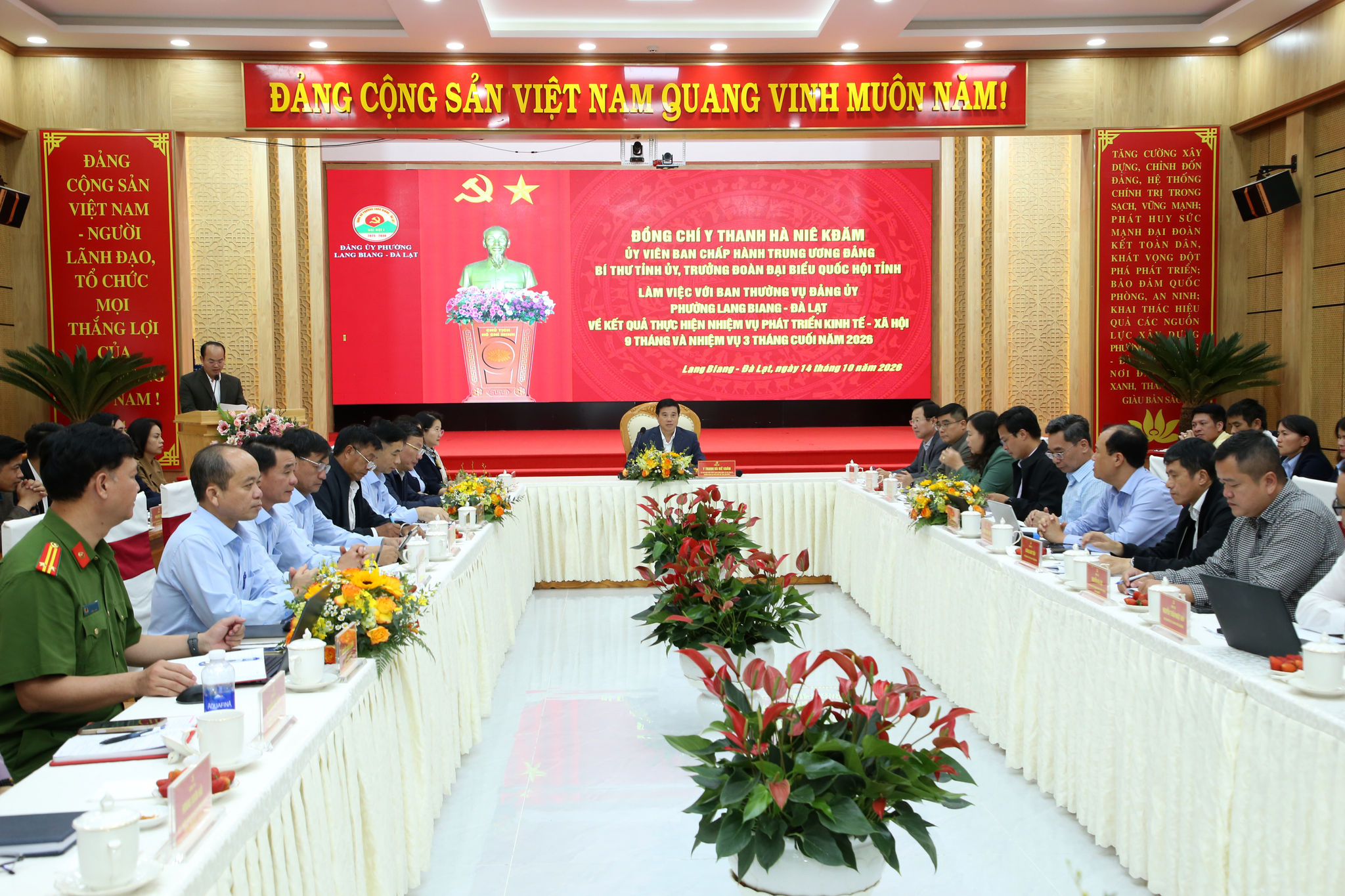 Quang cảnh buổi làm việc