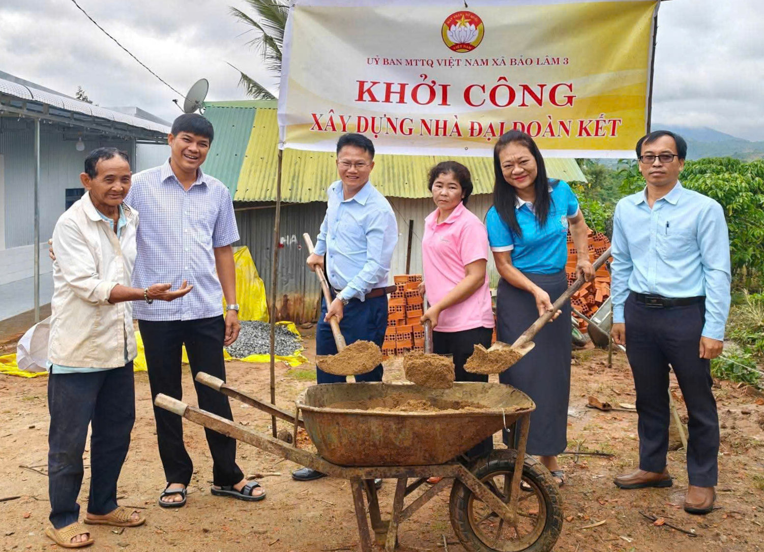 Niềm vui của người dân gặp hoàn cảnh khó khăn khi được hỗ trợ xây dựng nhà Đại đoàn kết