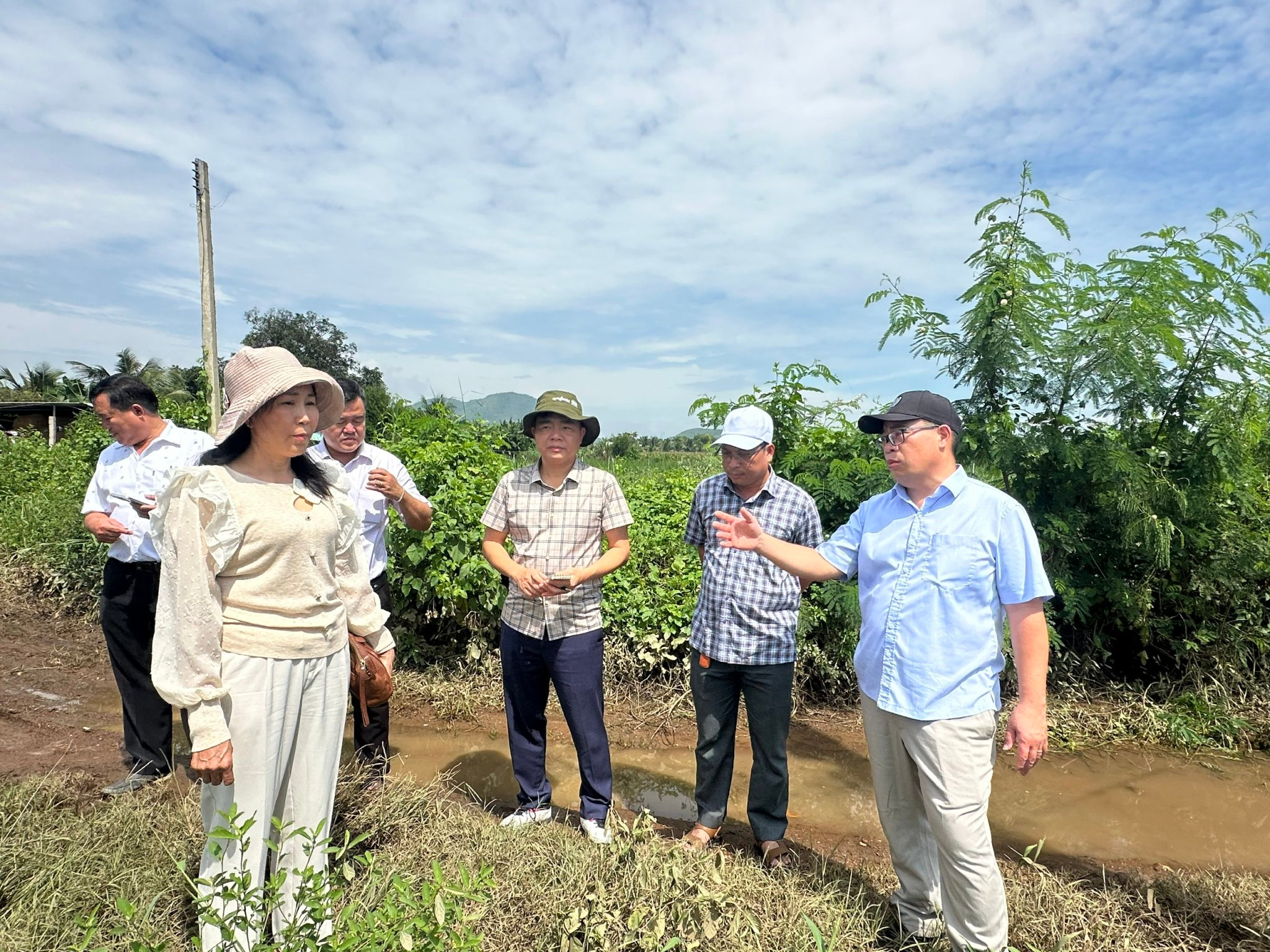 Phó Chủ tịch UBND tỉnh Nguyễn Ngọc Phúc (ngoài cùng bên phải) cùng đoàn công tác kiểm tra thực tế vùng hạ du hồ sông Quao. 