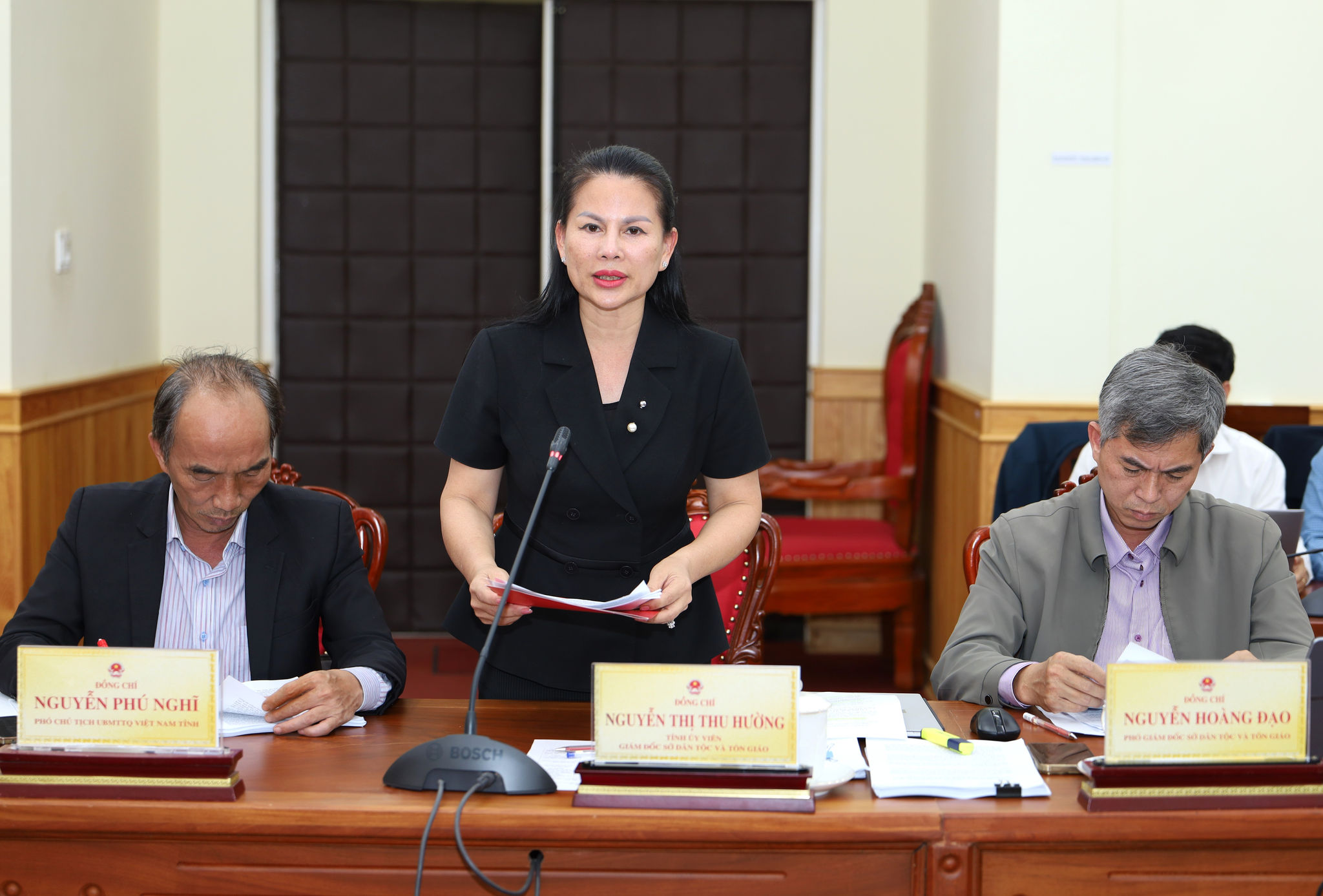 Tỉnh ủy viên, Giám đốc Sở Dân tộc và Tôn giáo Lâm Đồng Nguyễn Thị Thu Hường báo cáo tại buổi làm việc