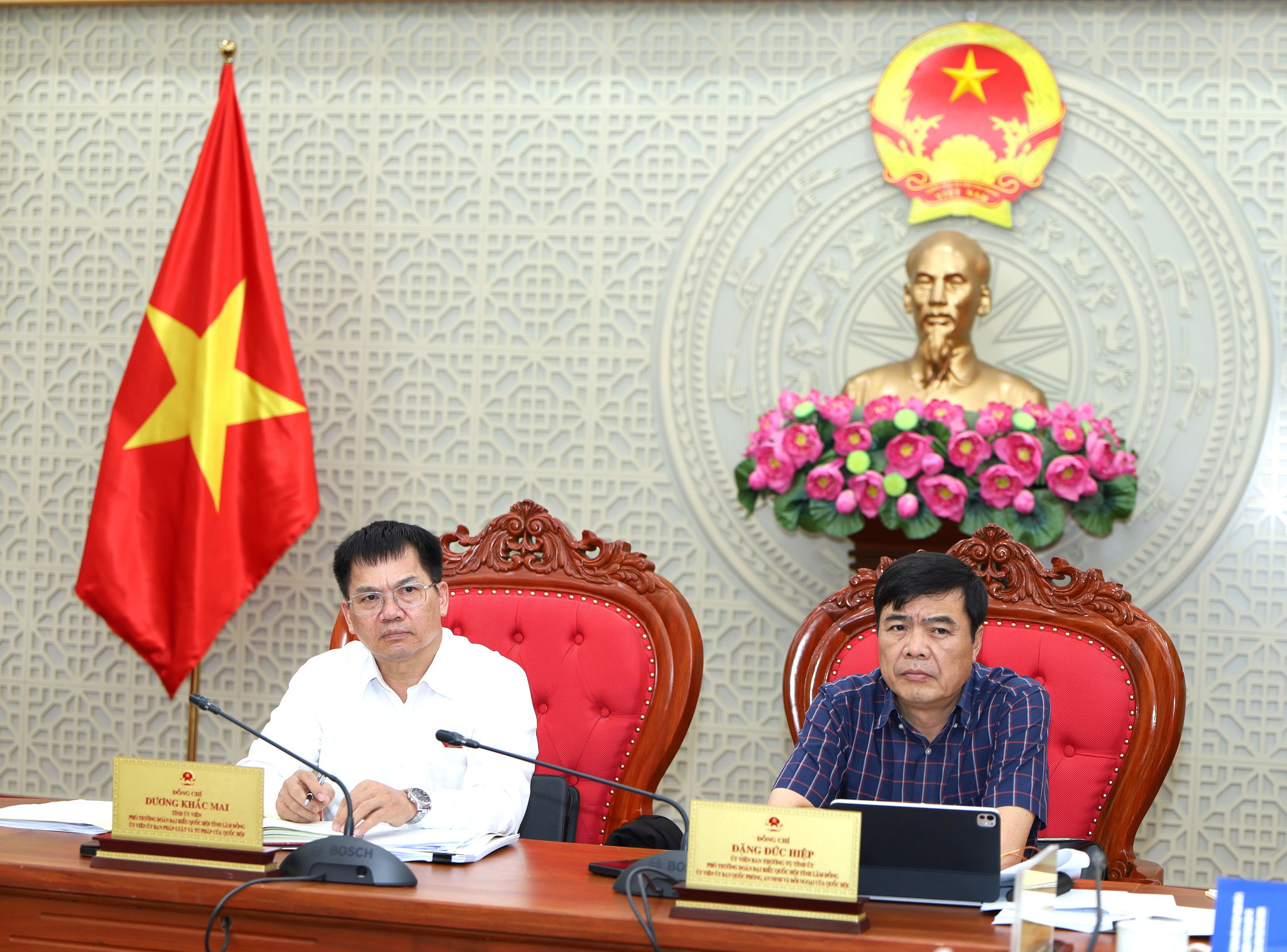 Các đồng chí Đặng Đức Hiệp, Ủy viên Ban Thường vụ Tỉnh ủy, Phó Trưởng đoàn chuyên trách Đoàn ĐBQH tỉnh; Dương Khắc Mai, Tỉnh ủy viên, Phó Trưởng đoàn chuyên trách Đoàn ĐBQH tỉnh, đồng chủ trì buổi làm việc