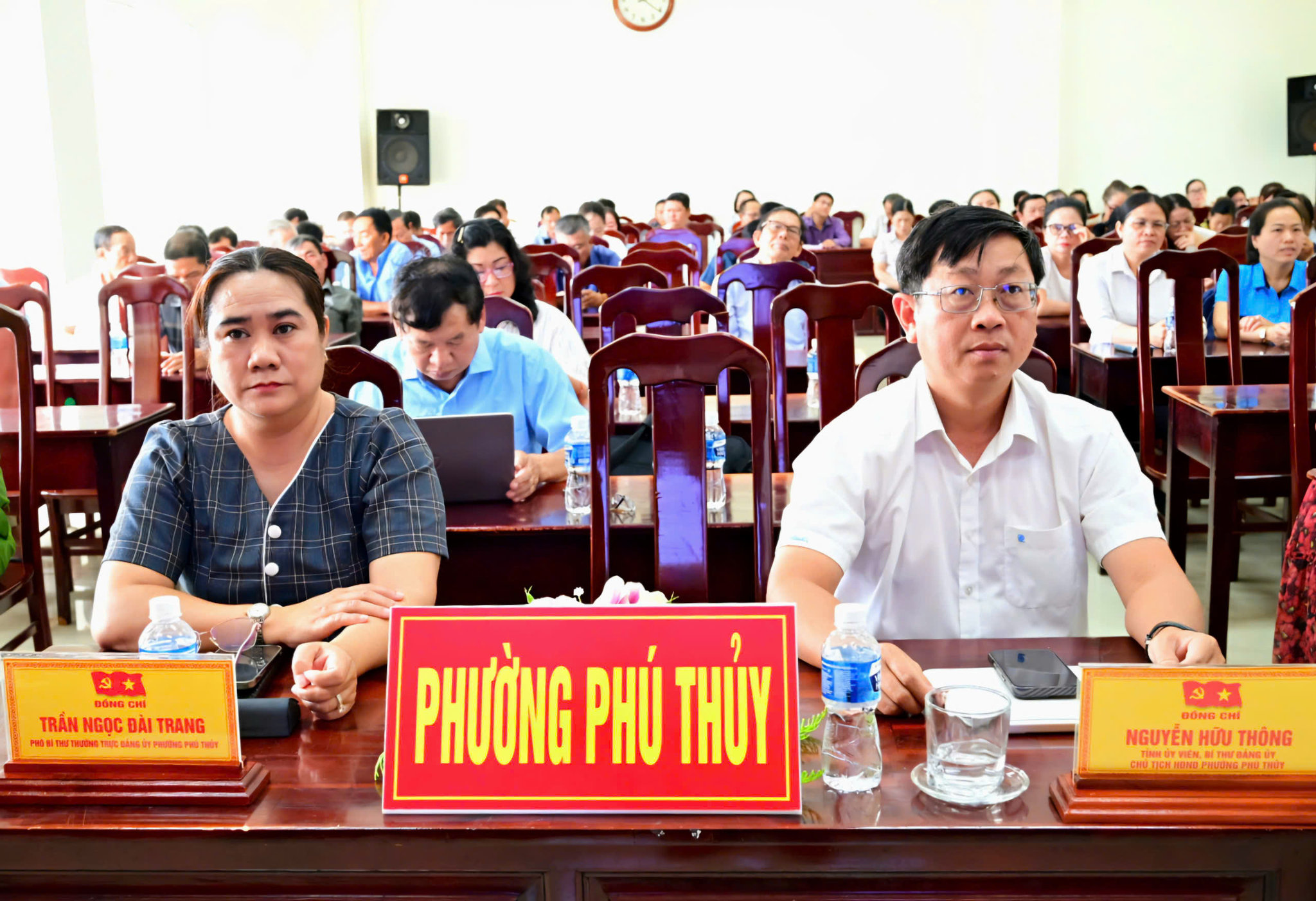 Bí thư phường Phú Thủy Nguyễn Hữu Thông và lãnh đạo phường tham gia nghe thời sự chuyên đề