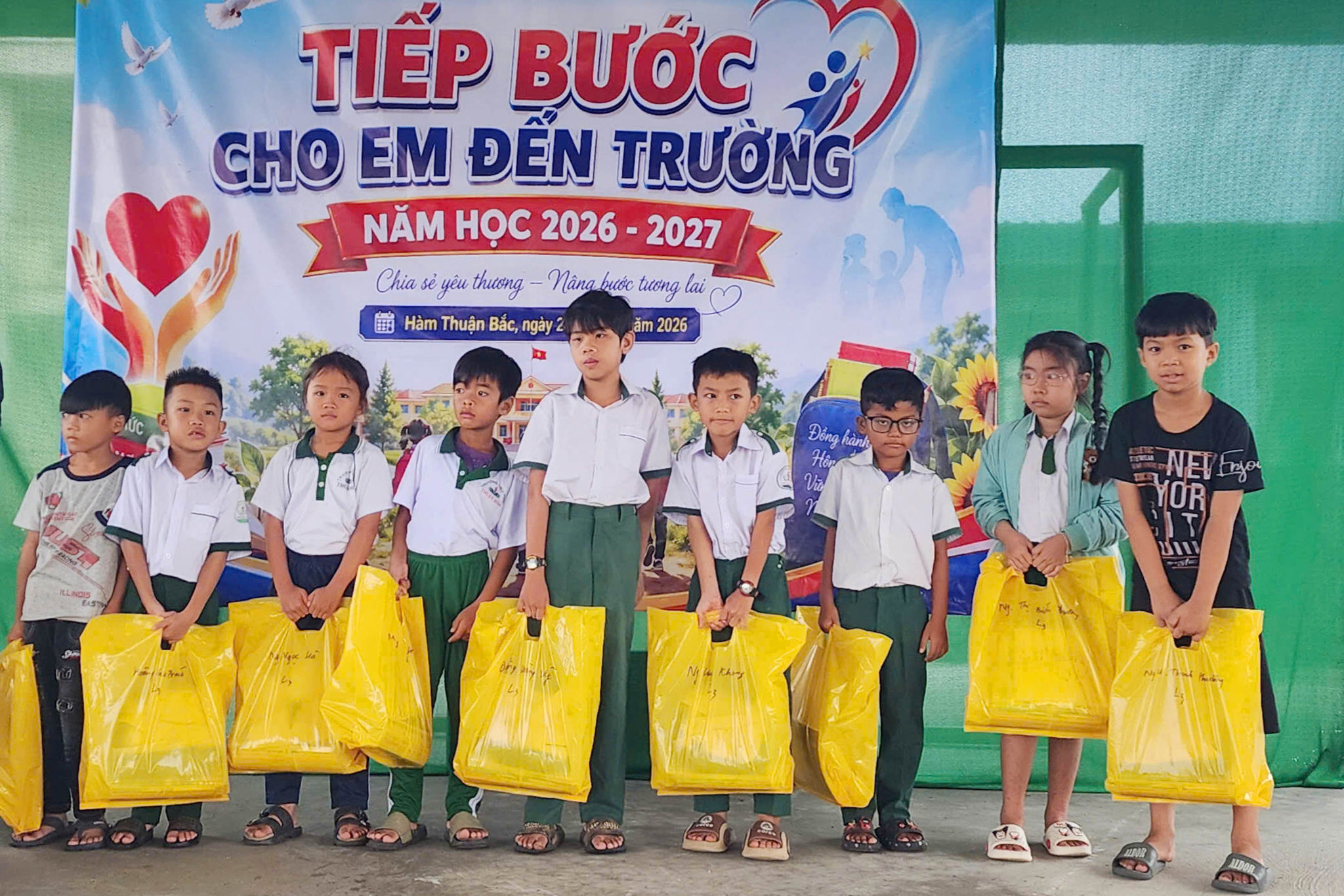 Chương trình trao tặng 30 suất học bổng với tổng trị giá 15 triệu đồng, góp phần lan tỏa tinh thần tương thân tương ái,chung tay chăm lo cho học sinh có hoàn cảnh khó khăn